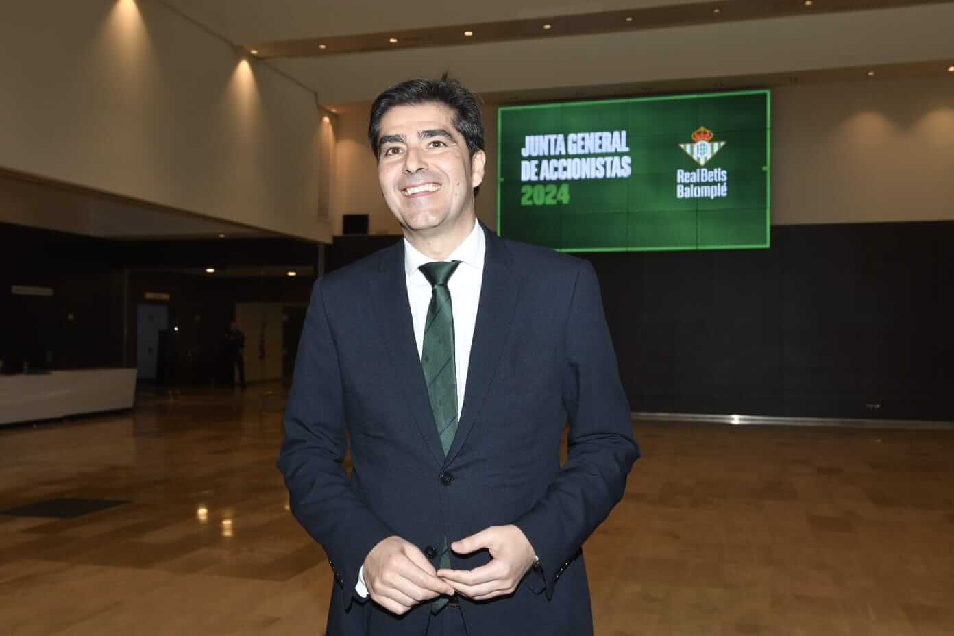 Ángel Haro llega a la Junta del Betis 2024 (Foto: Kiko Hurtado).