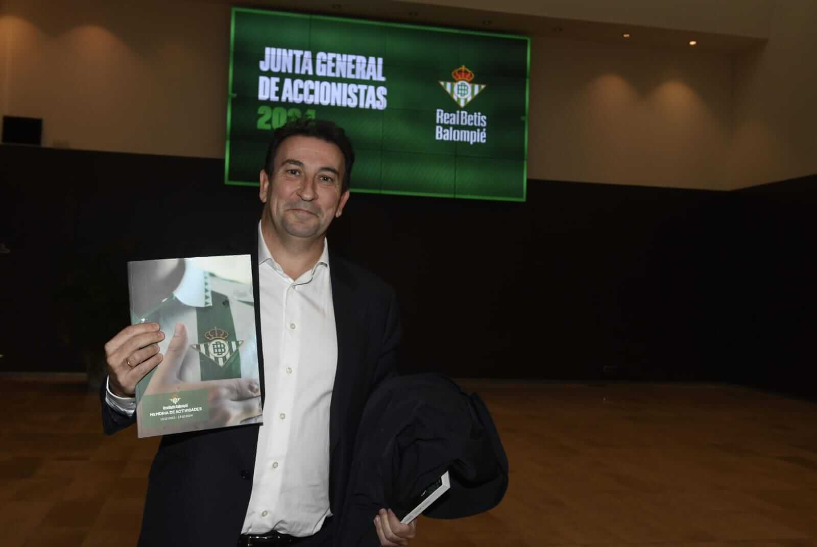 José Miguel López Catalán llega a la Junta del Betis 2024 (Foto: Kiko Hurtado).