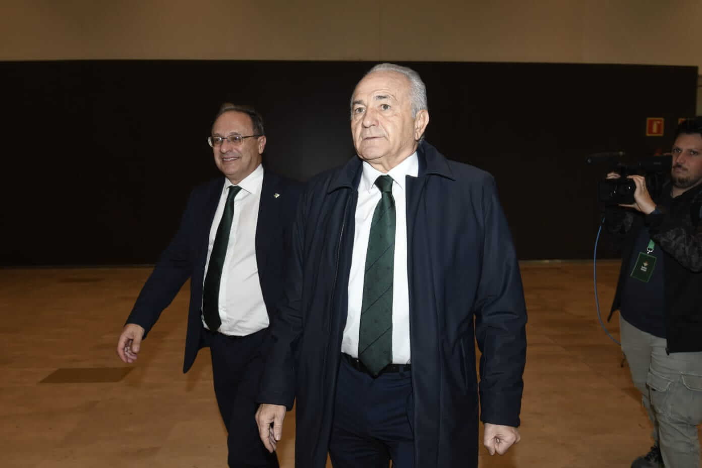 Gordillo y Ozgur Unay, en la Junta del Betis (Foto: Kiko Hurtado).