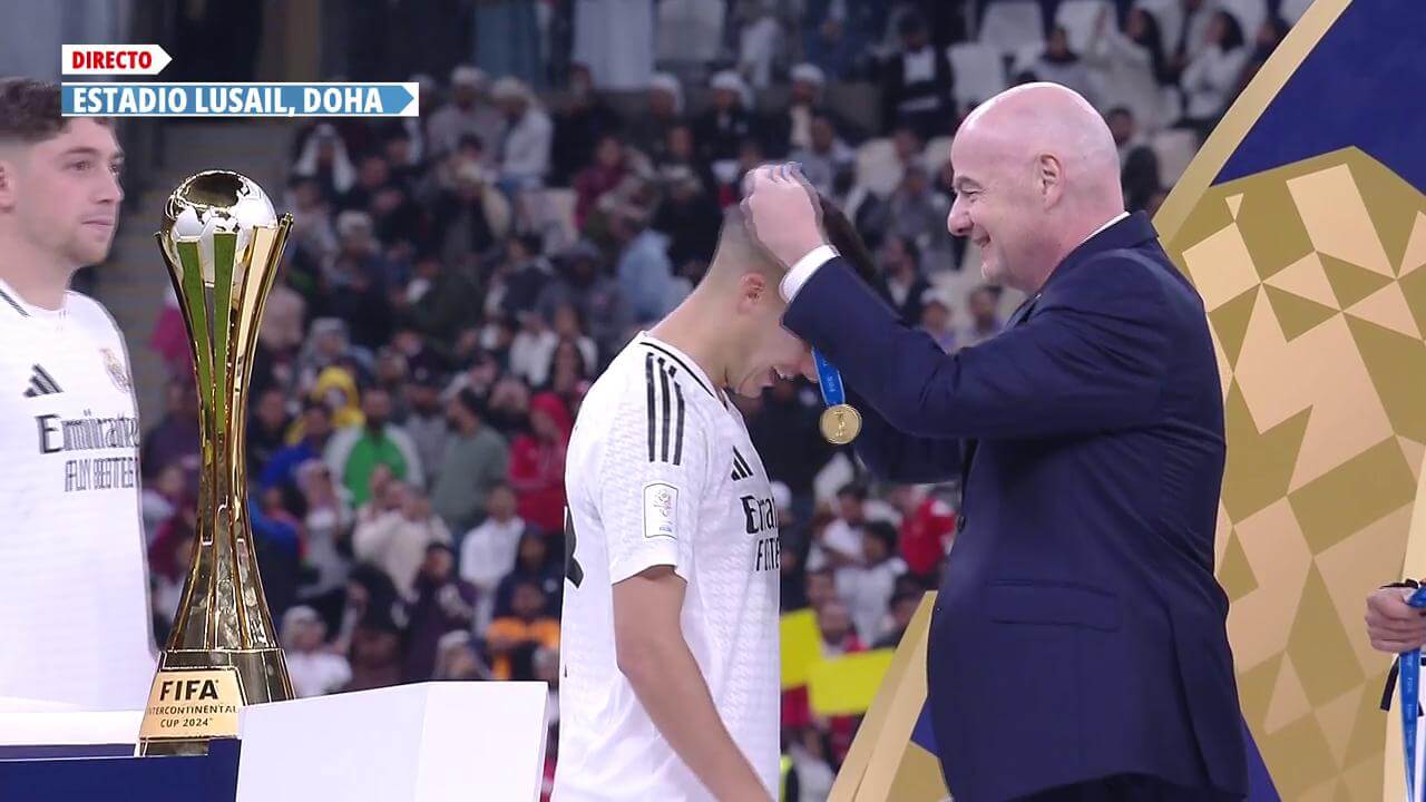 El Real Madrid recibe sus medallas (Telecinco)