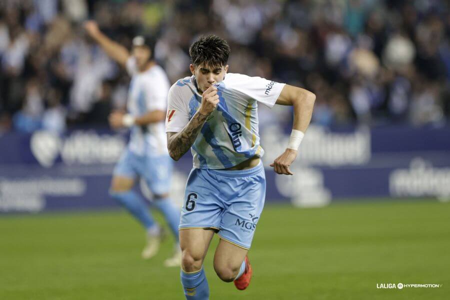 Cordero se besa el escudo en el gol al Eldense. (Foto: MCF)