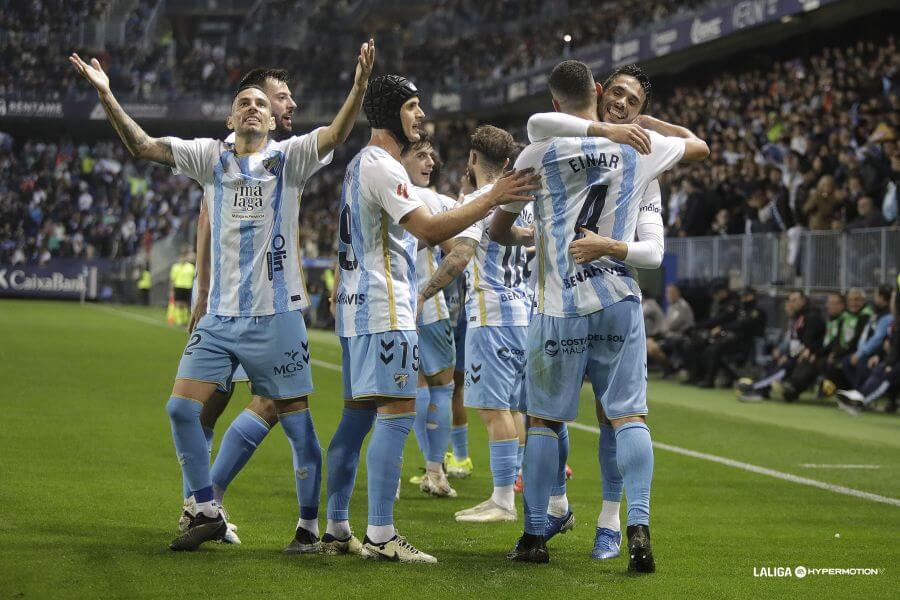 Celebración en una piña malaguista. (Foto: LALIGA)