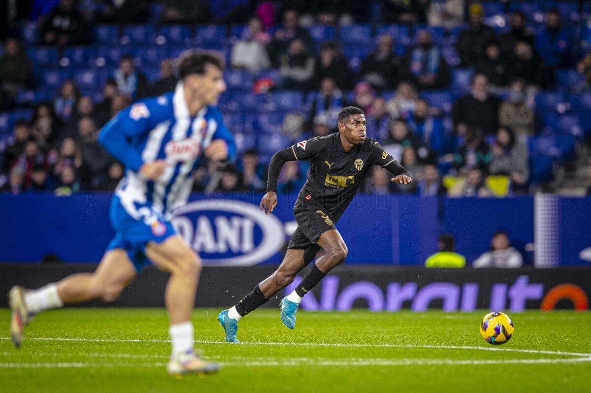 Cristhian Mosquera, ante el RCD Espanyol (Foto: Valencia CF).