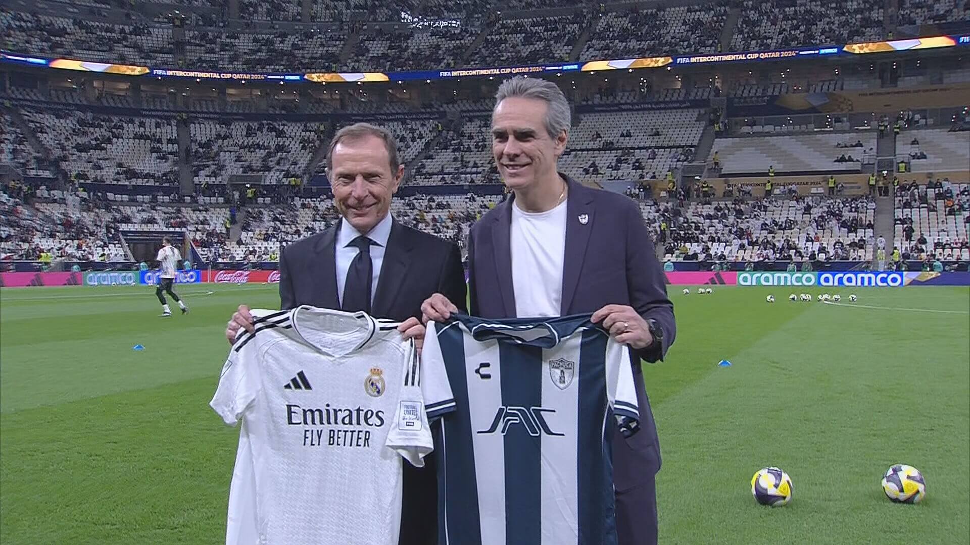 Los representantes de Real Madrid y Pachuca intercambian camisetas (FIFA)