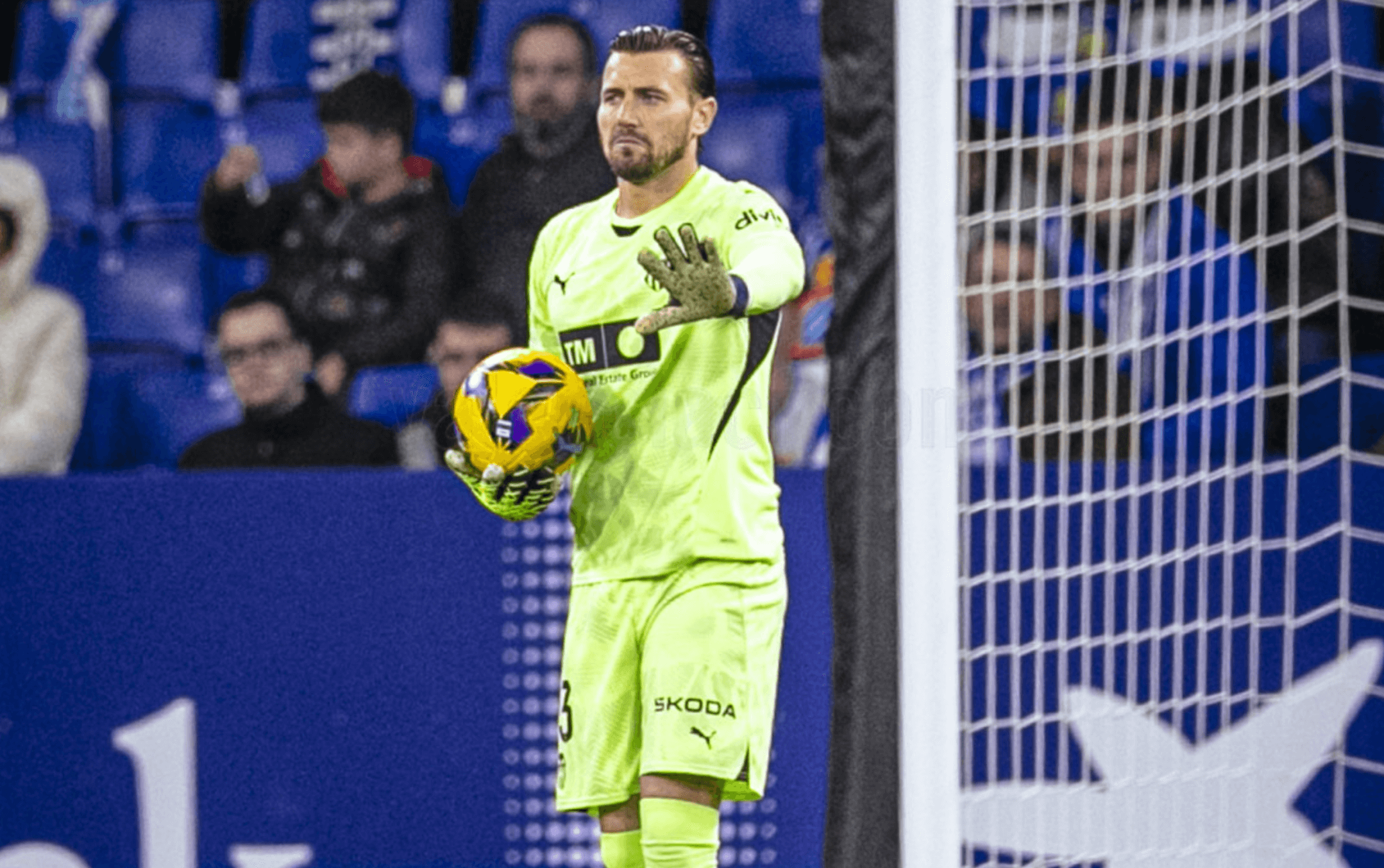 Stole Dimitrievski, ante el RCD Espanyol (Foto: Valencia CF).