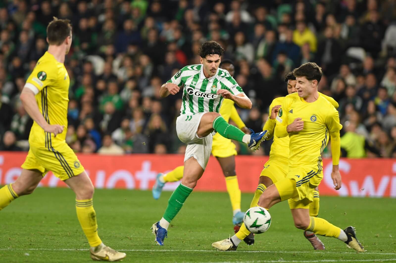 Jhonny Cardoso robó al rival en el gol (Foto: Kiko Hurtado)