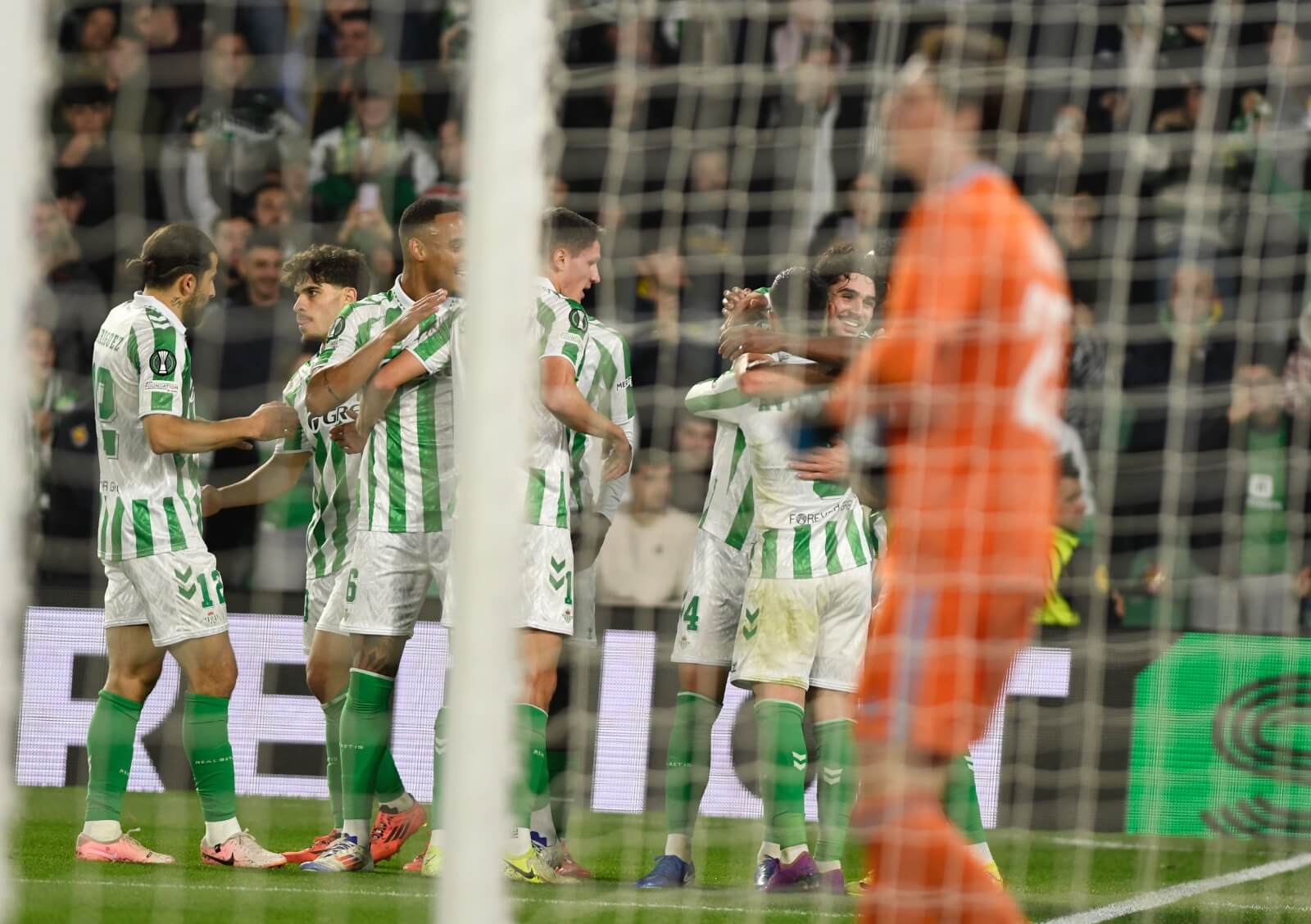 La celebración del gol de Johnny Cardoso (Foto: Kiko Hurtado)