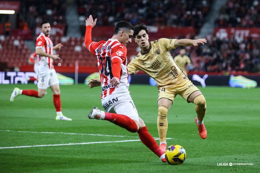 Olaetxea despeja ante Lobete. (Foto: LALIGA)