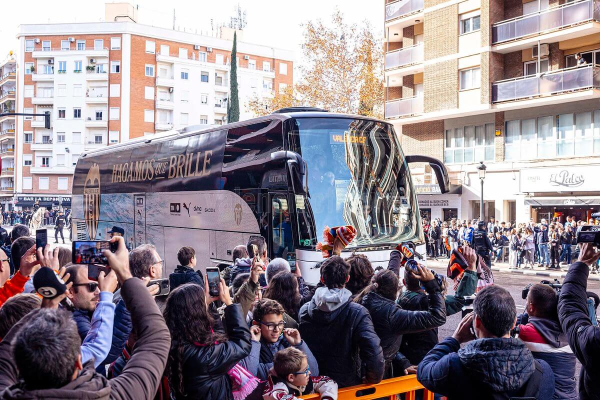 Autobús del Valencia CF llega a Mestalla