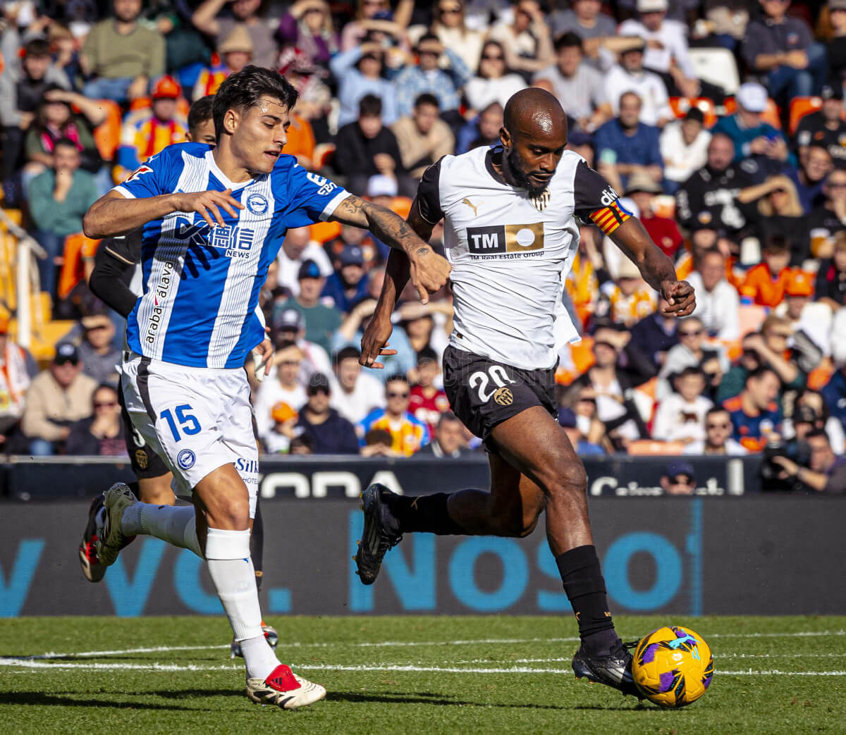 Dimitri Foulquier, ante el Deportivo Alavés (Foto: Valencia CF).