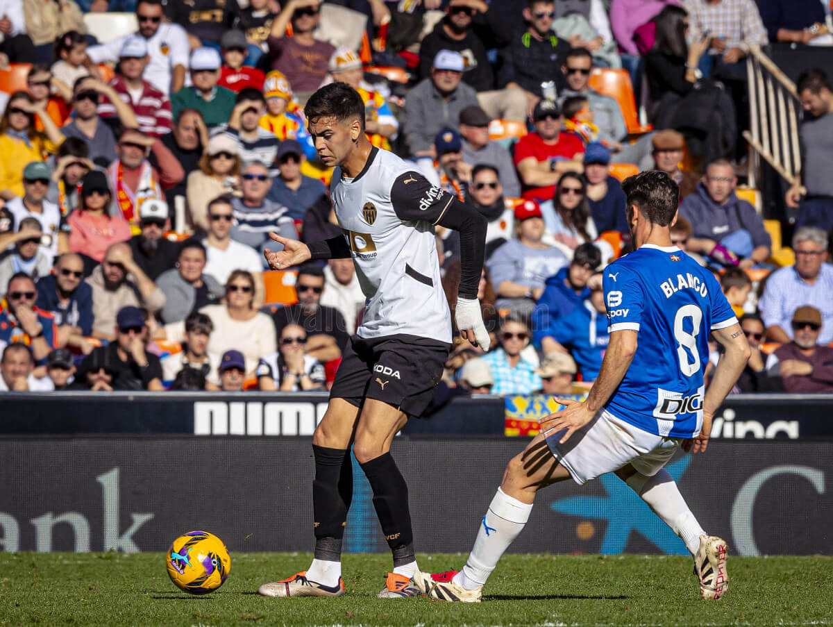 Enzo Barrenechea, ante el Deportivo Alavés (Foto: Valencia CF).