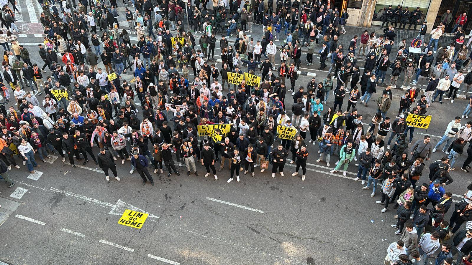 Protestas fuera de Mestalla tras el partido.