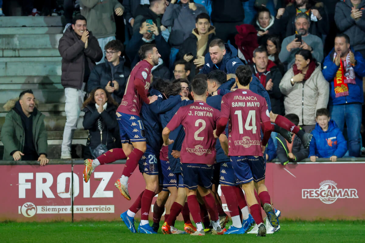 La celebración del Pontevedra tras un gol al Mallorca (Foto: EFE).