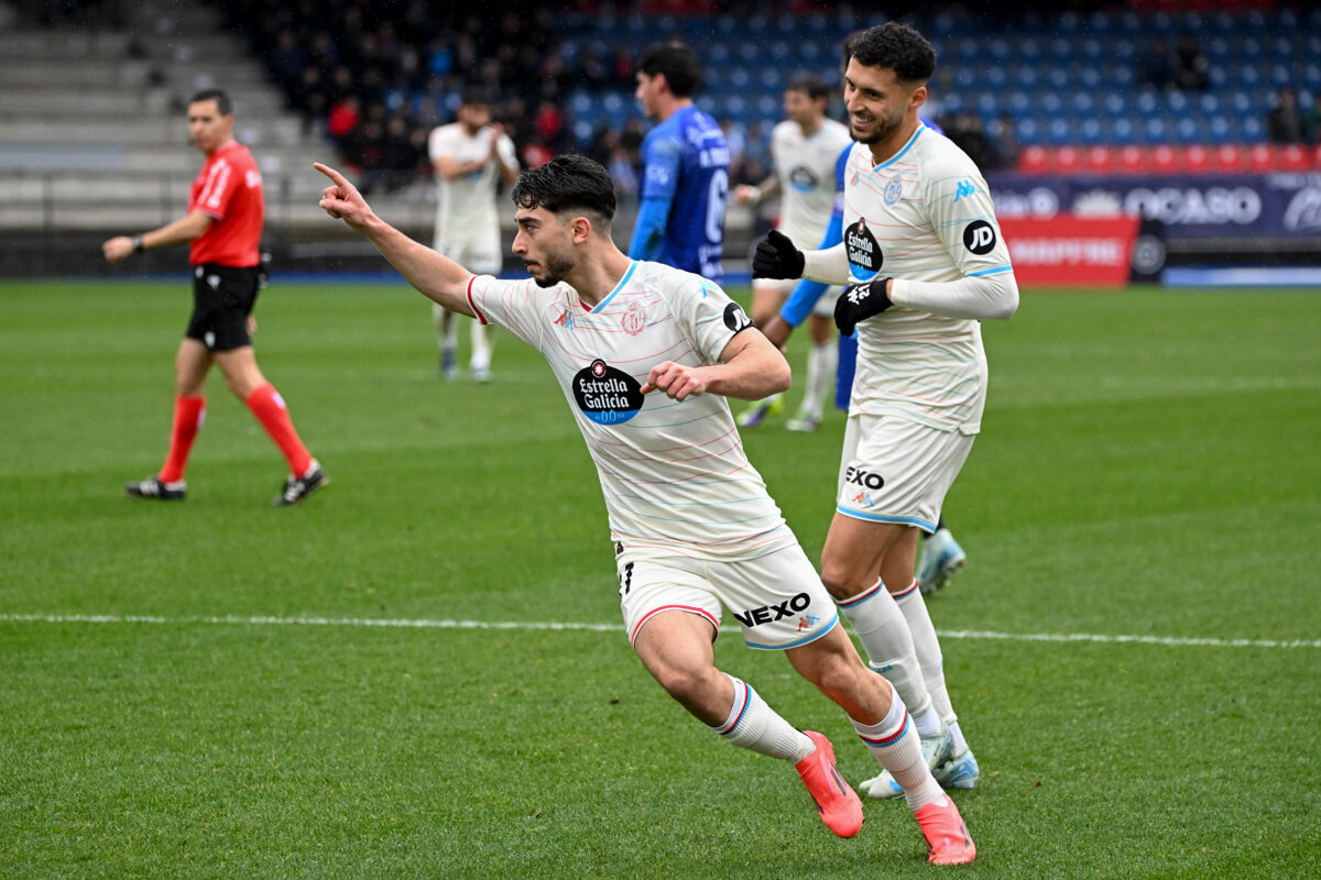 Raúl Moro celebra su gol en el Ourense-Real Valladolid (Foto: EFE).