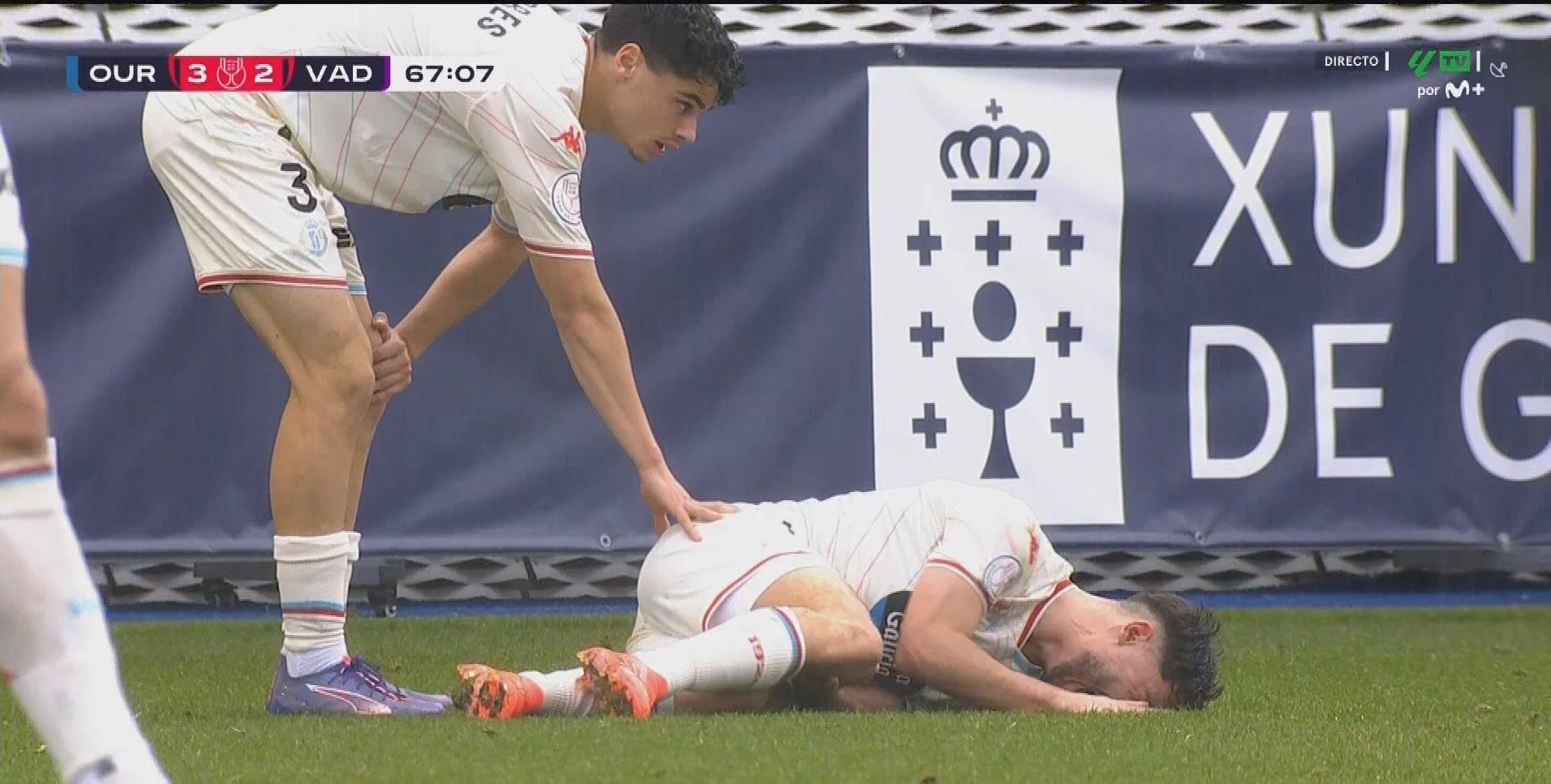 Raúl Moro se duele en el Ourense-Real Valladolid (Captura: Movistar+).