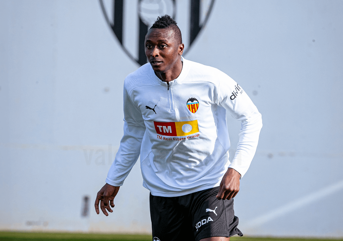 Sadiq Umar, entrenando con el Valencia.