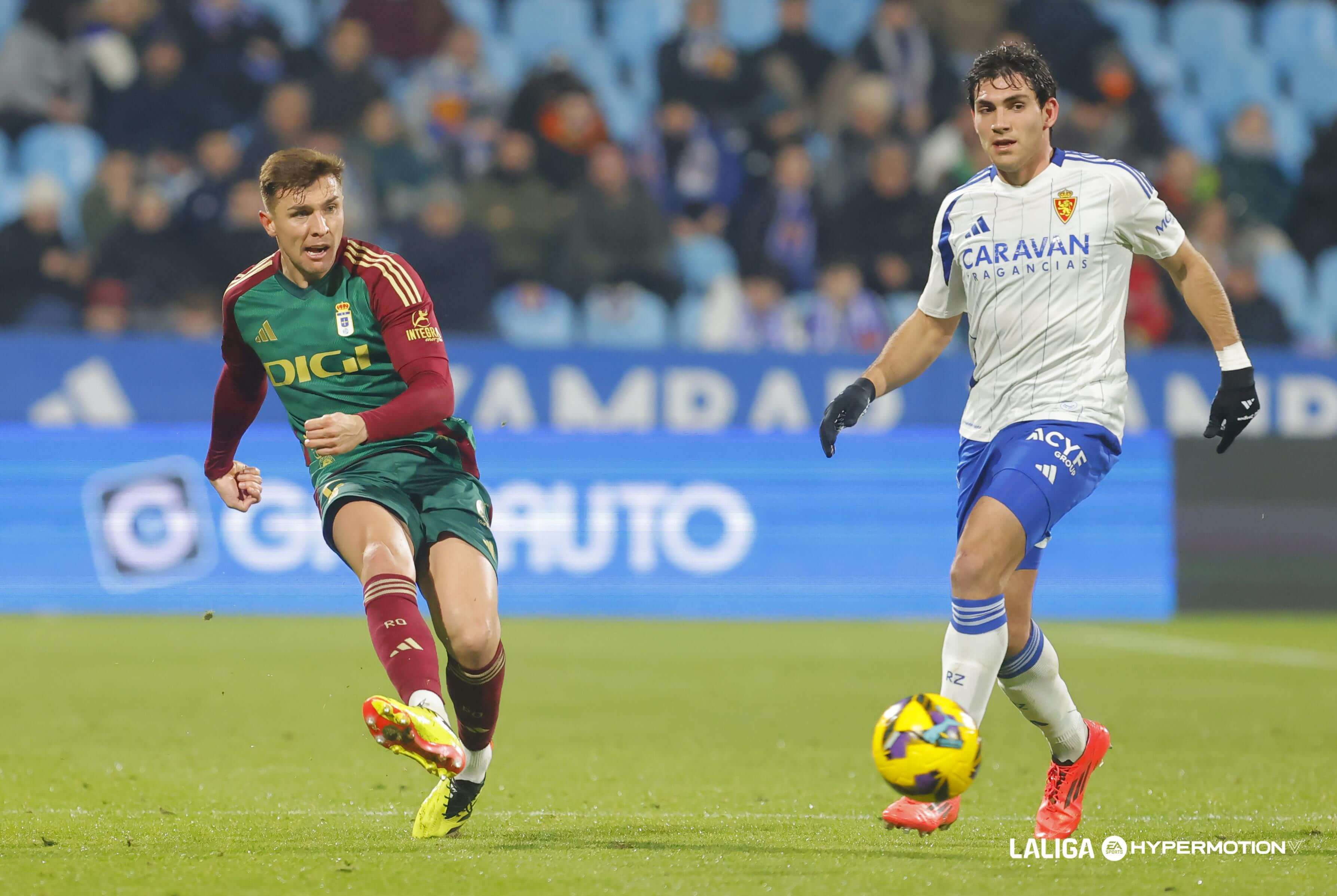 Alberto del Moral juega ante Iván Azón en el Zaragoza - Real Oviedo (Foto: LALIGA).