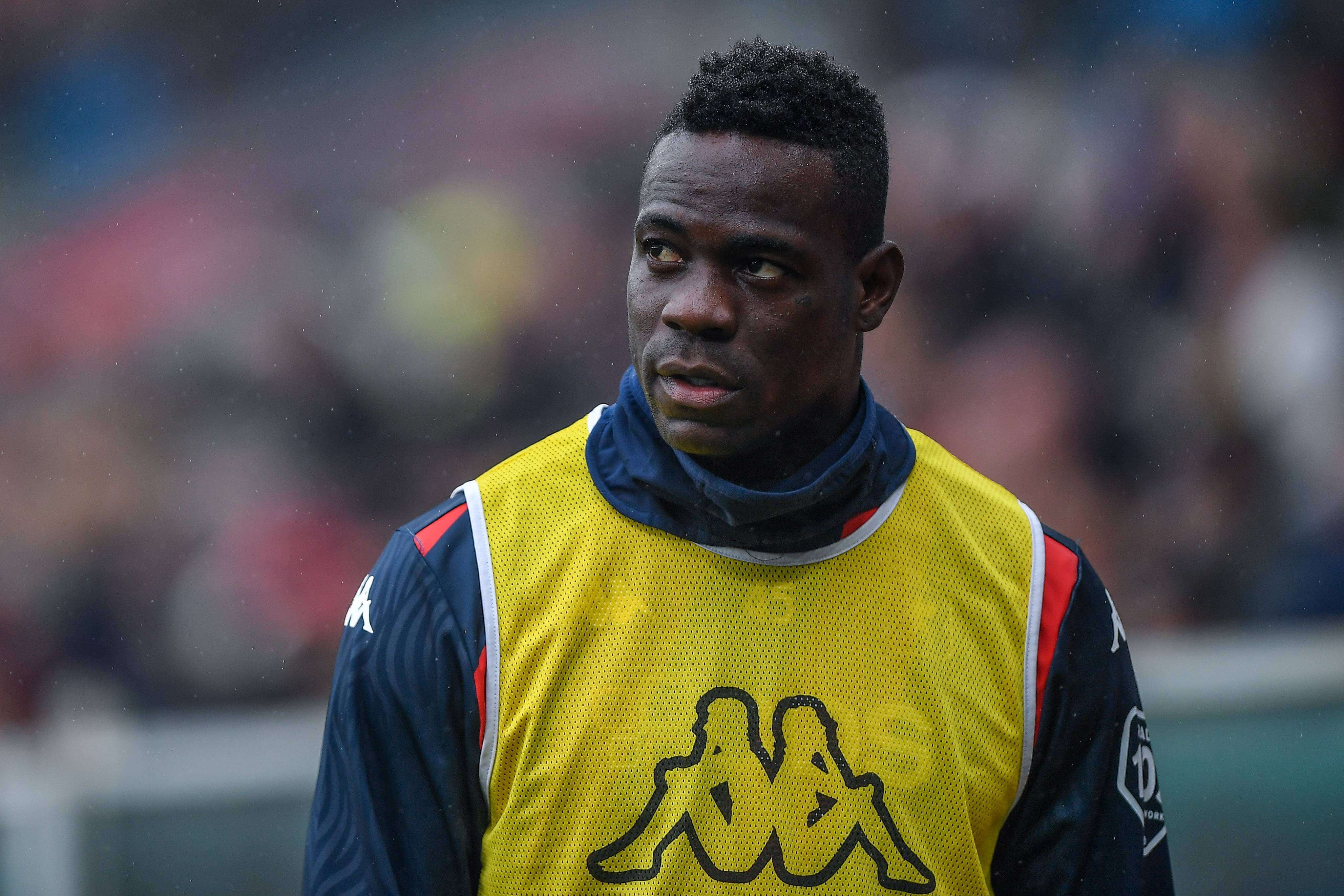 Mario Balotelli calienta antes de un partido del Génova (Foto: Cordon Press).