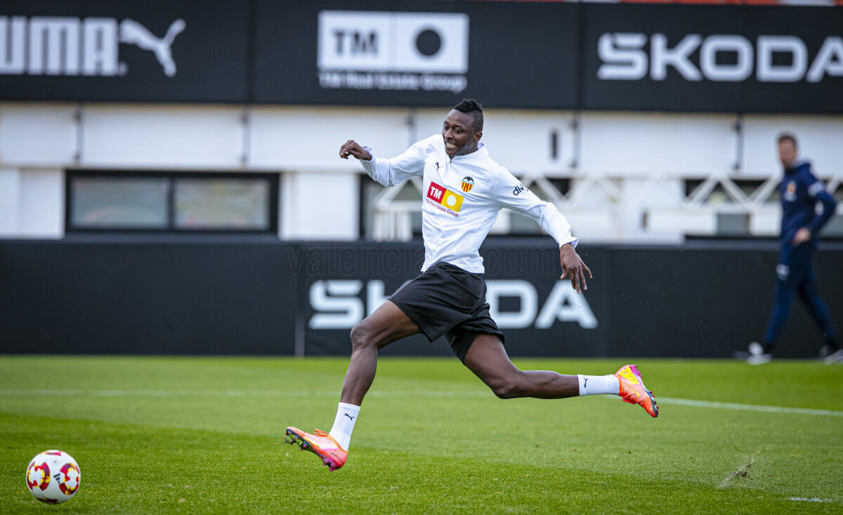 Sadiq Umar, en un entrenamiento (Foto: Valencia CF).