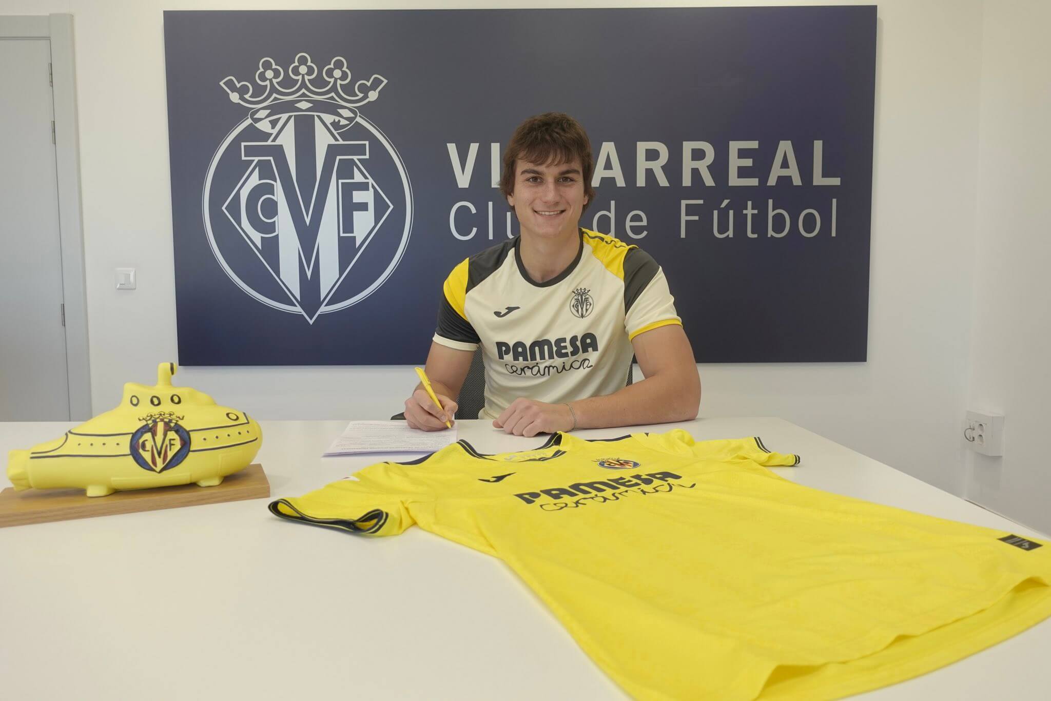 El exblanquivioleta Slavy, cedido al Villarreal B (Foto: X).