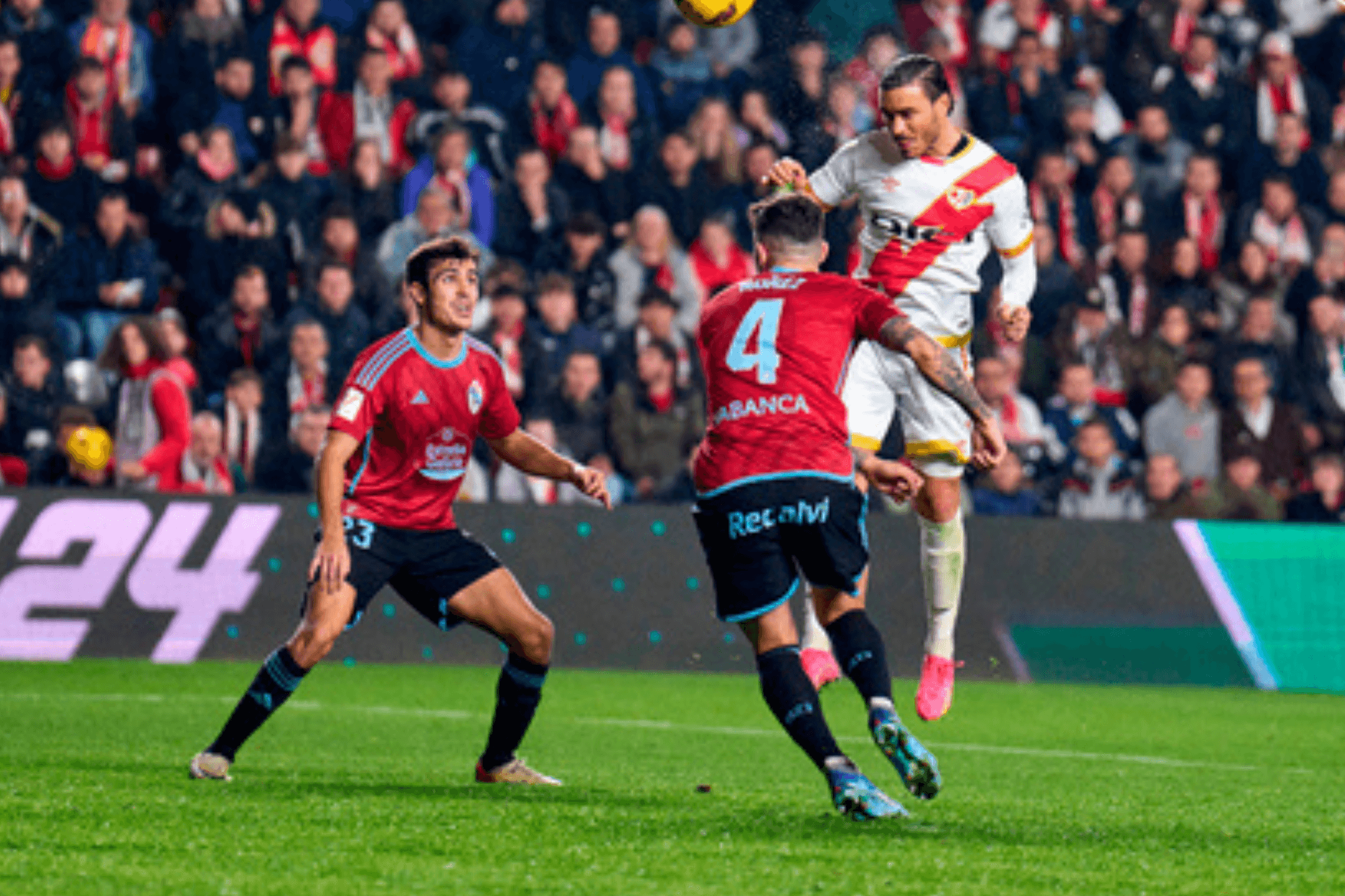 Raúl de Tomás ante Manu Sánchez y Unai Núñez (Foto: Rayo Vallecano).