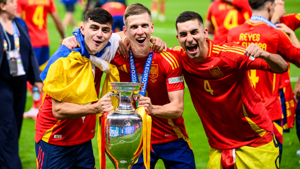 Pedri, Dani Olmo y Ferran Torres celebran la Eurocopa (Cordon Press)