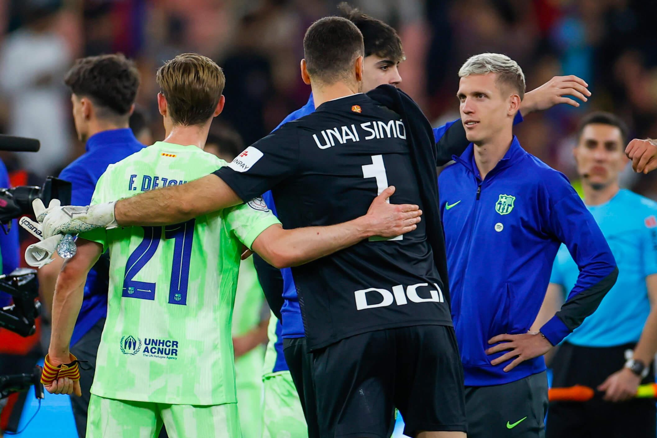 Dani Olmo saluda a sus compañeros tras la semifinal de la Supercopa (EFE)