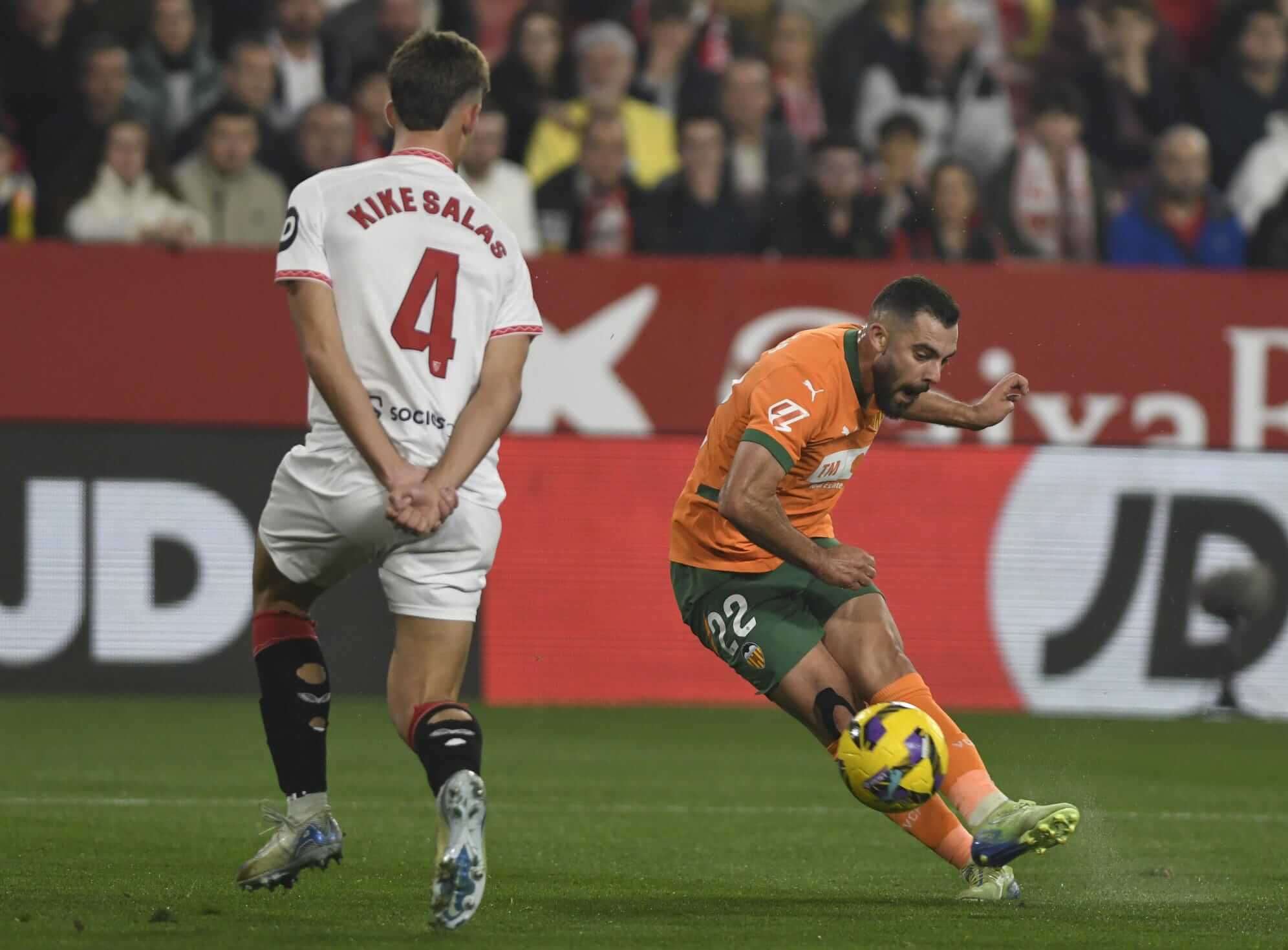 Kike Salas, ante Luis Rioja, en el Sevilla-Valencia (Foto: Kiko Hurtado).