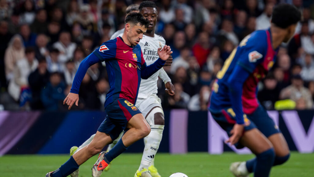 Pedri mantiene el balón frente a Camavinga en el Real Madrid-Barcelona (foto: Cordon Press).