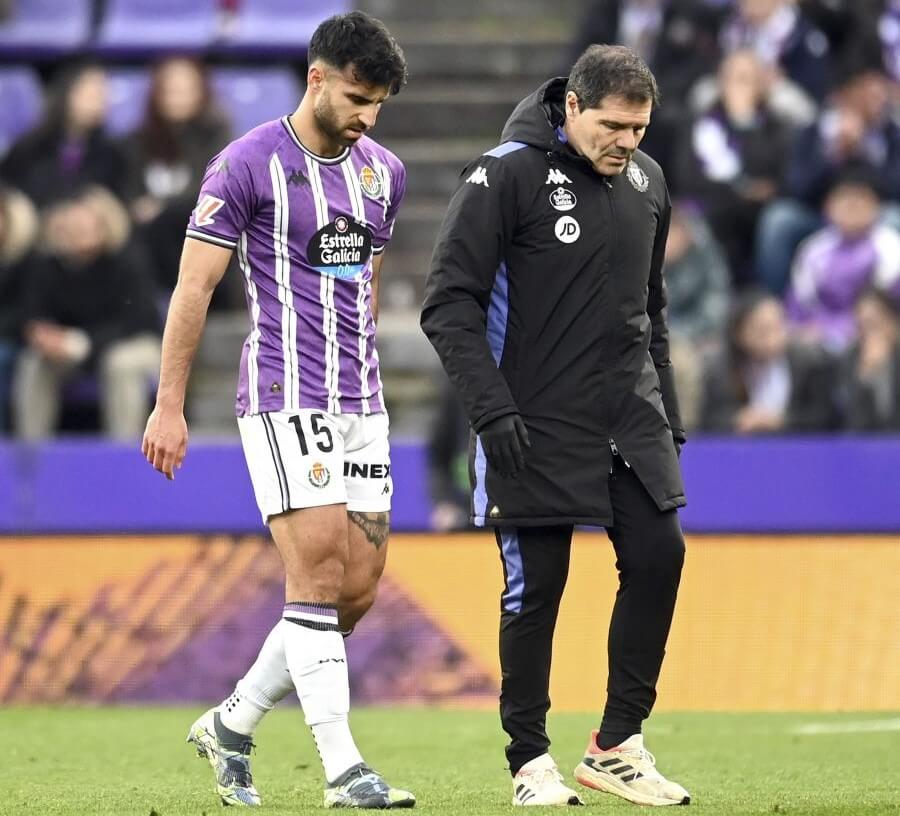 Eray Cömert se marcha lesionado ante el Betis.