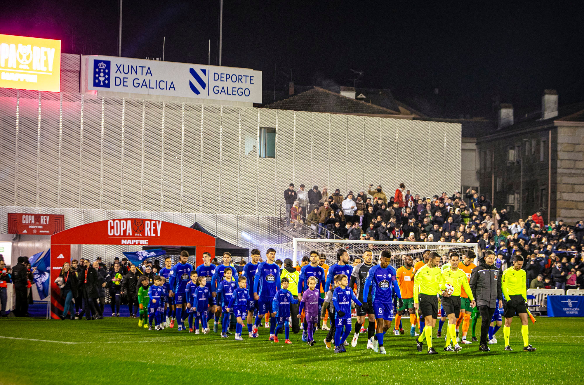 Entrada al campo ante el Ourense CF (Foto: Valencia CF).