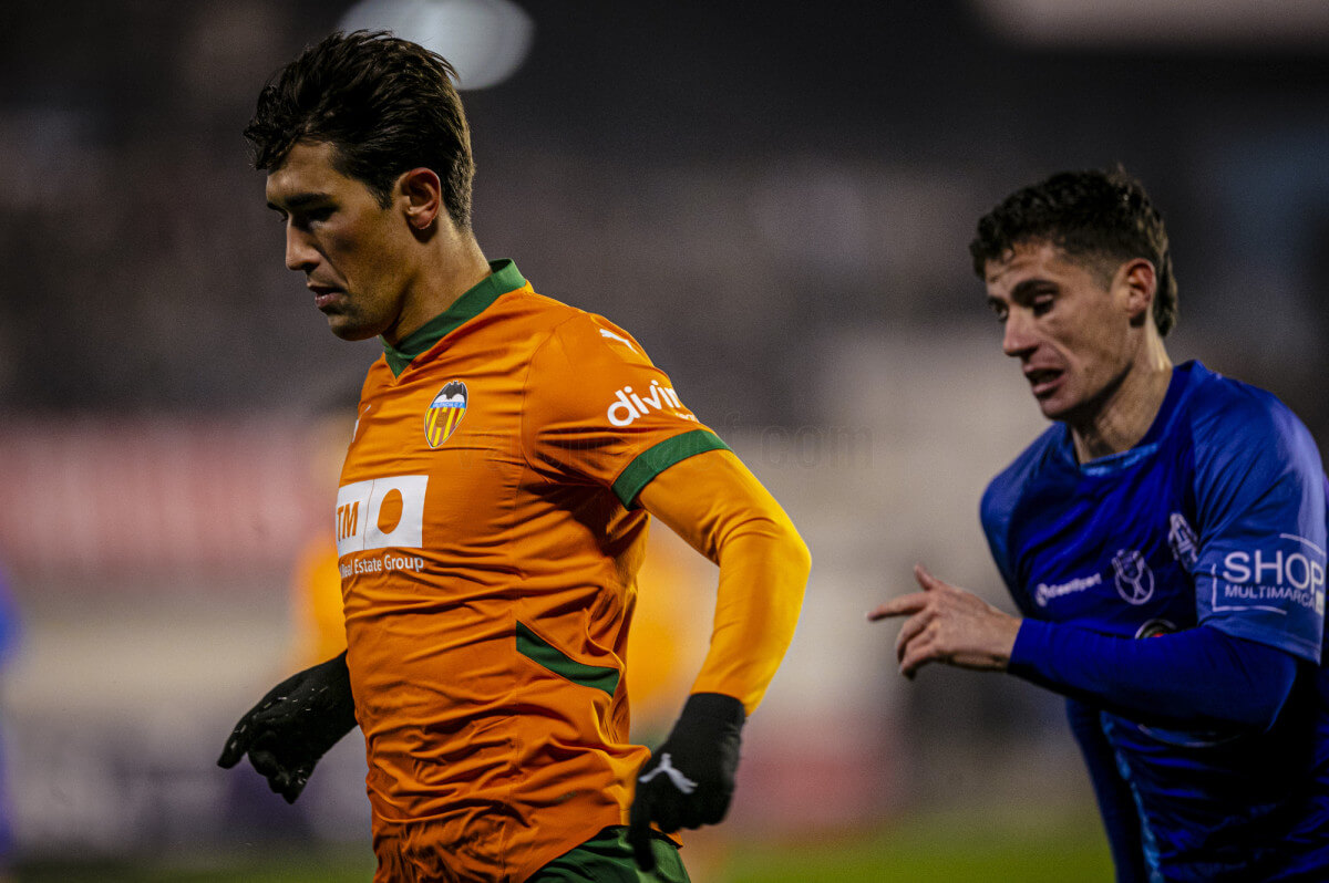 Guillamón, ante el Ourense CF (Foto: Valencia CF).