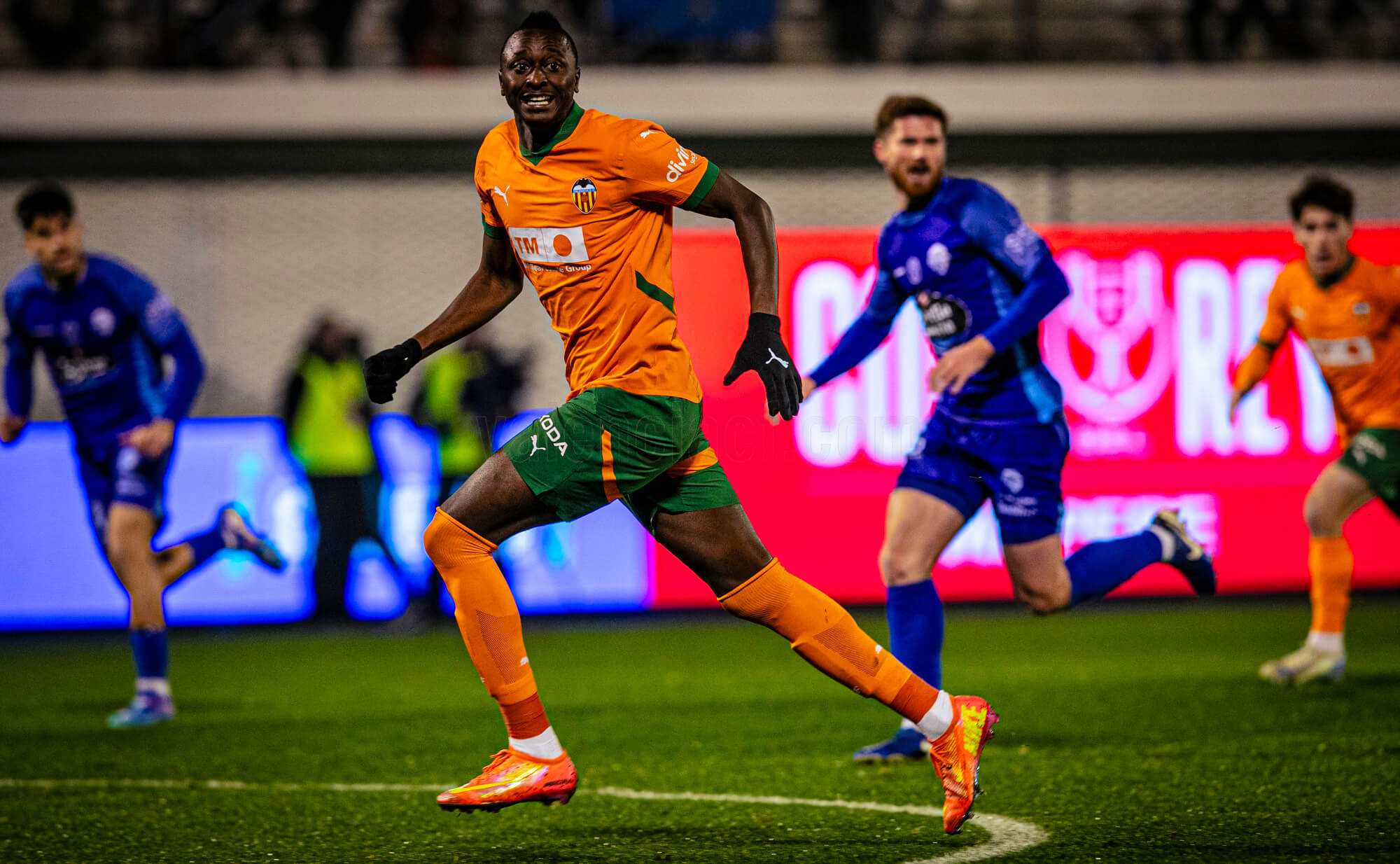 Sadiq Umar, ante el Ourense CF (Foto: Valencia CF).