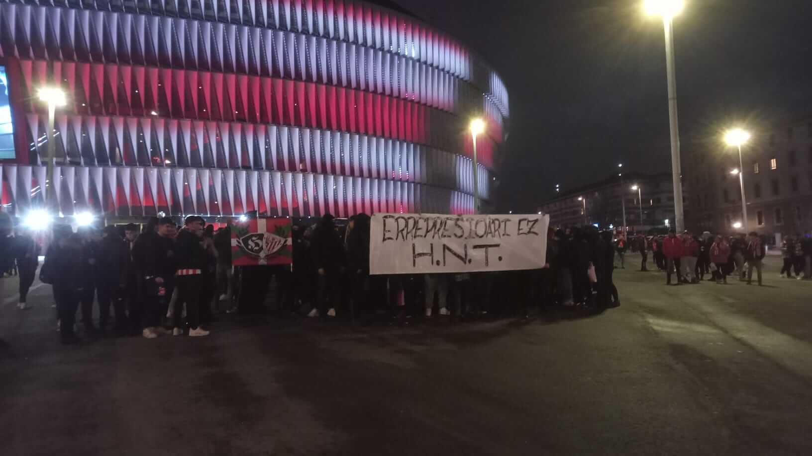 Huelga de animación y protesta de la ICHH ante San Mamés antes del Athletic-Osasuna de Copa.