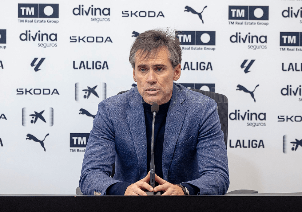 Miguel Ángel Corona junto a Max Aarons, en rueda de prensa (Foto: Valencia CF).