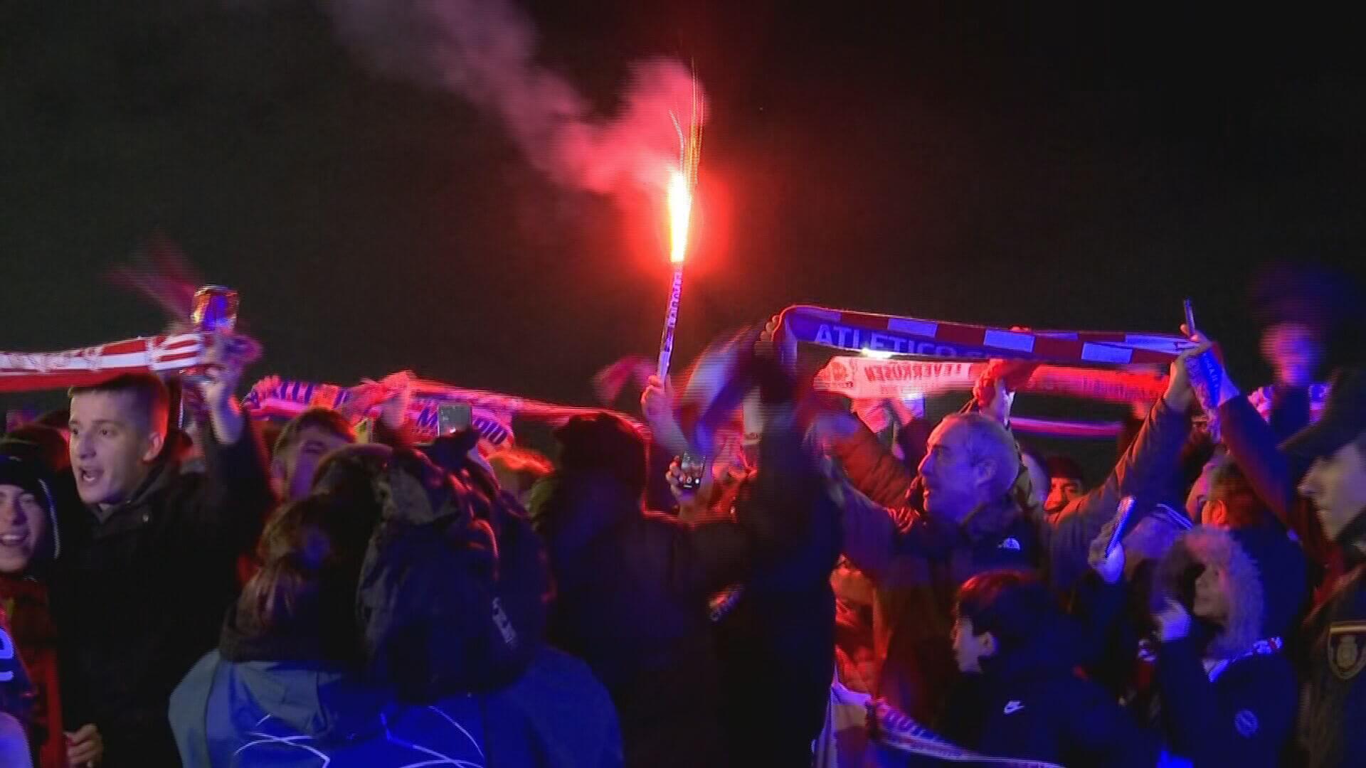 La afición del Atlético recibe al equipo en el Metropolitano