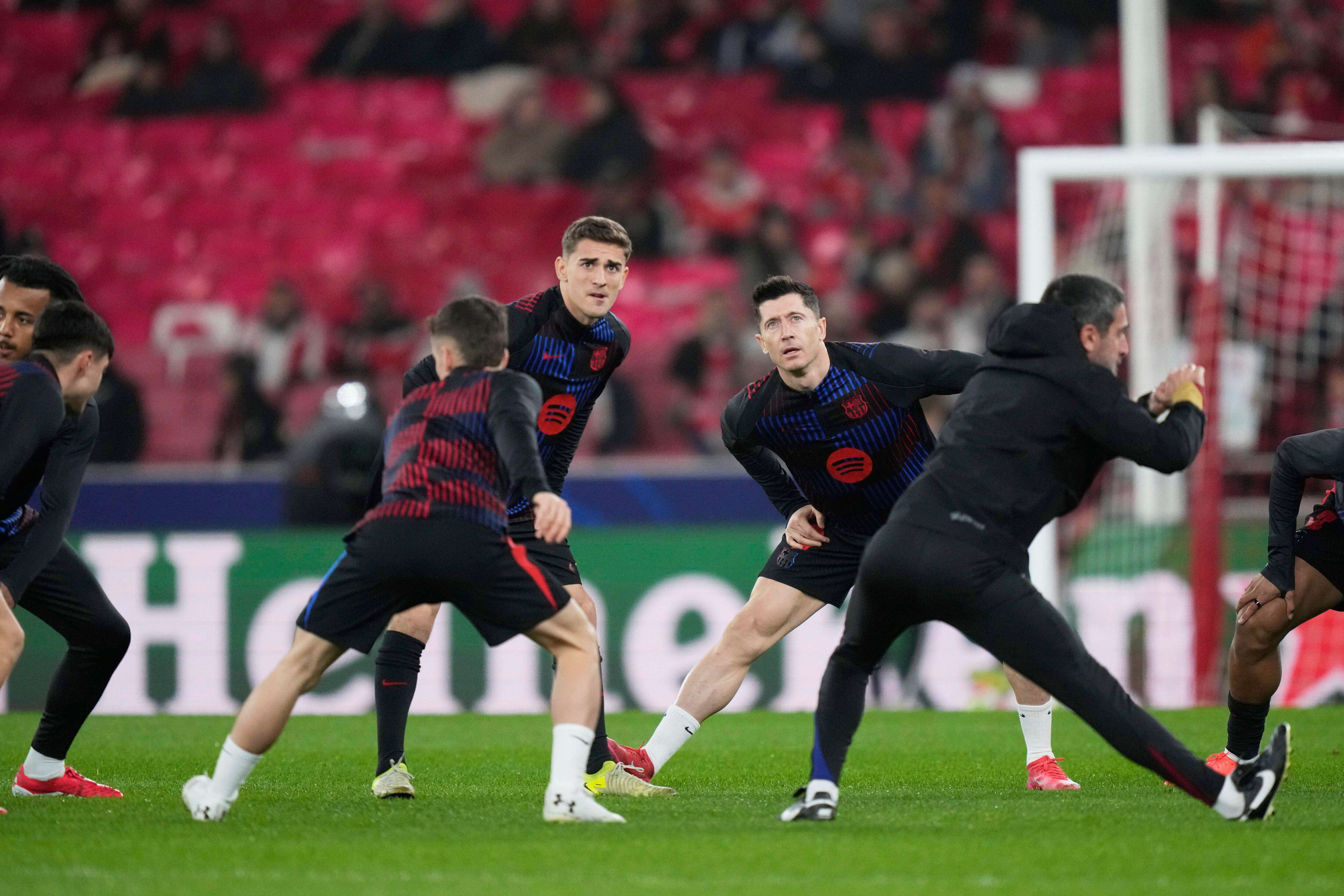 Gavi y Lewandowski, en el calentamiento previo al Benfica-Barcelona (FOTO: Cordón Press).