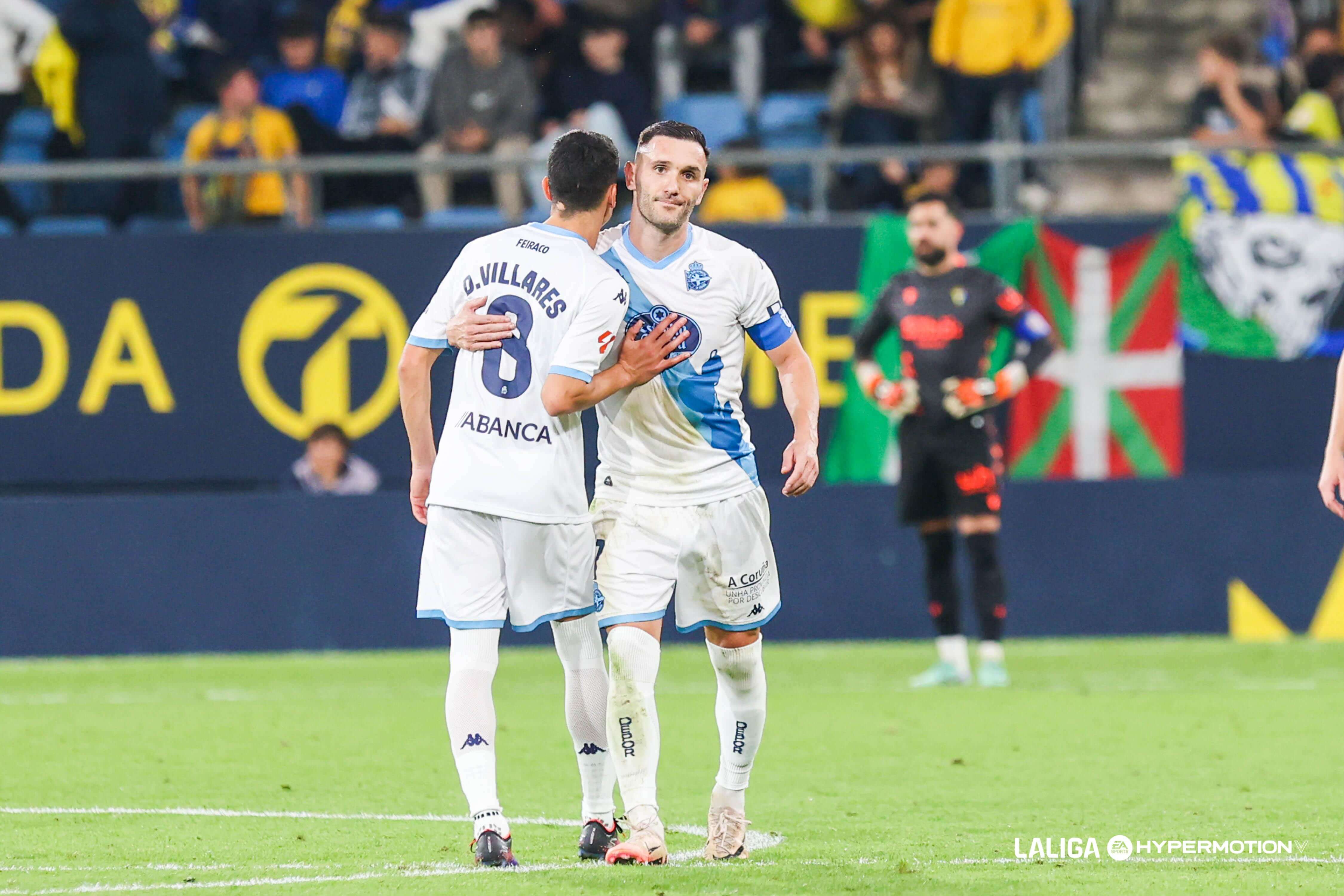 Diego Villares felicita a Lucas Pérez (Foto: LALIGA).