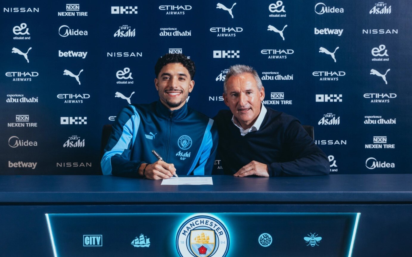 Omar Marmoush, presentado en el Manchester City junto a Txiki Begiristain (Foto: MCFC).