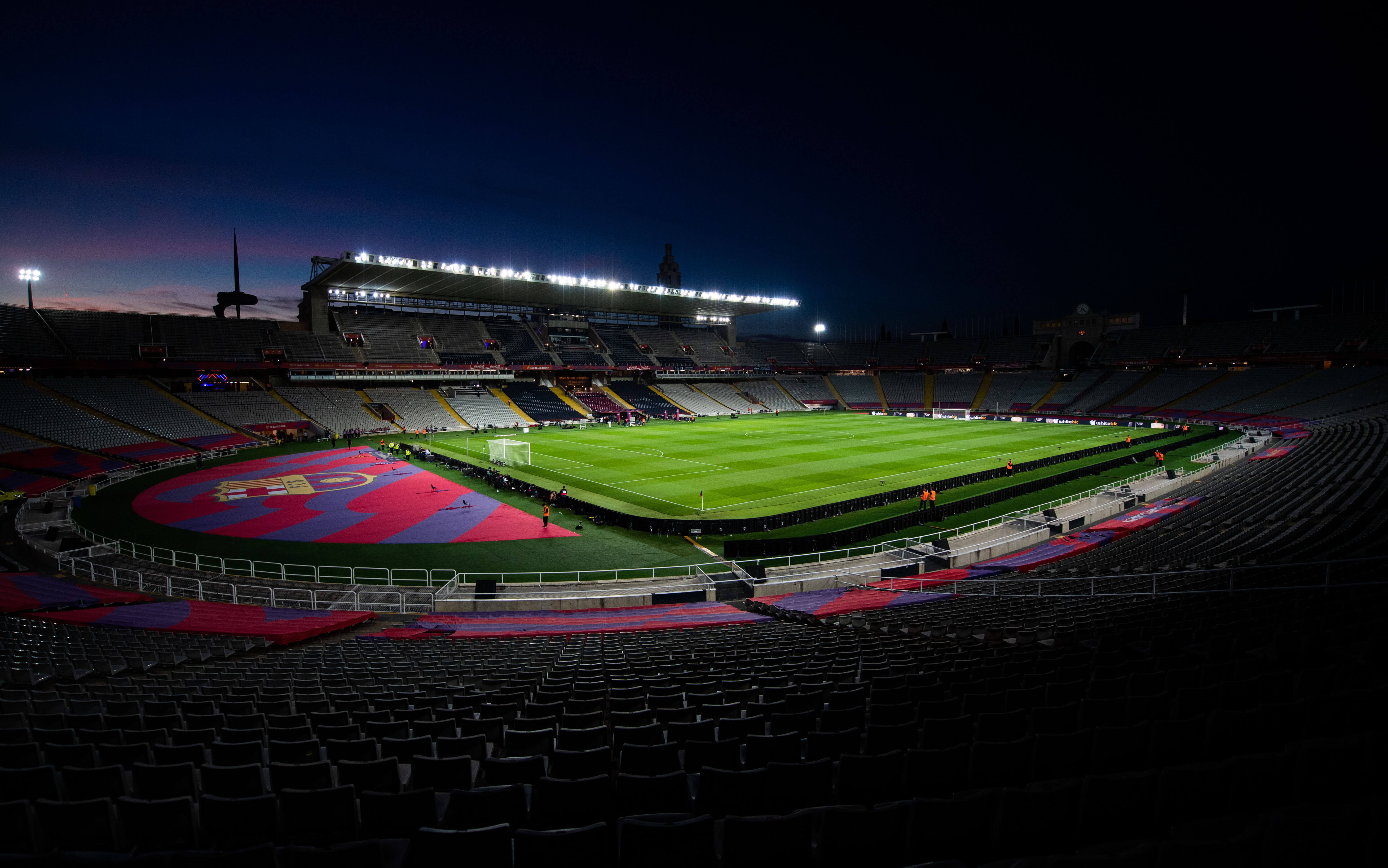 Estadio de Montjuic de noche