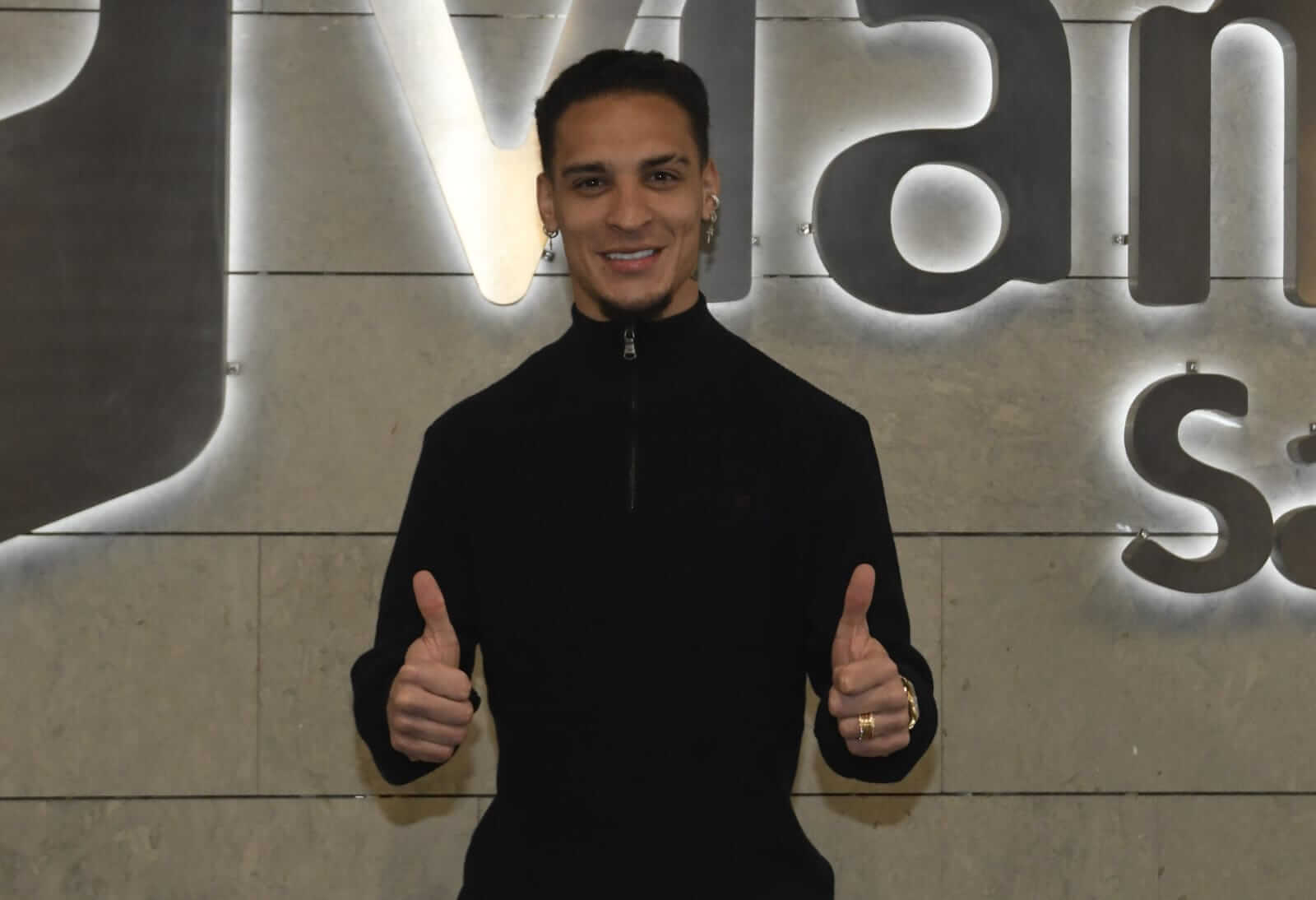 Antony, antes de pasar reconocimiento con el Betis  (Foto: Kiko Hurtado)