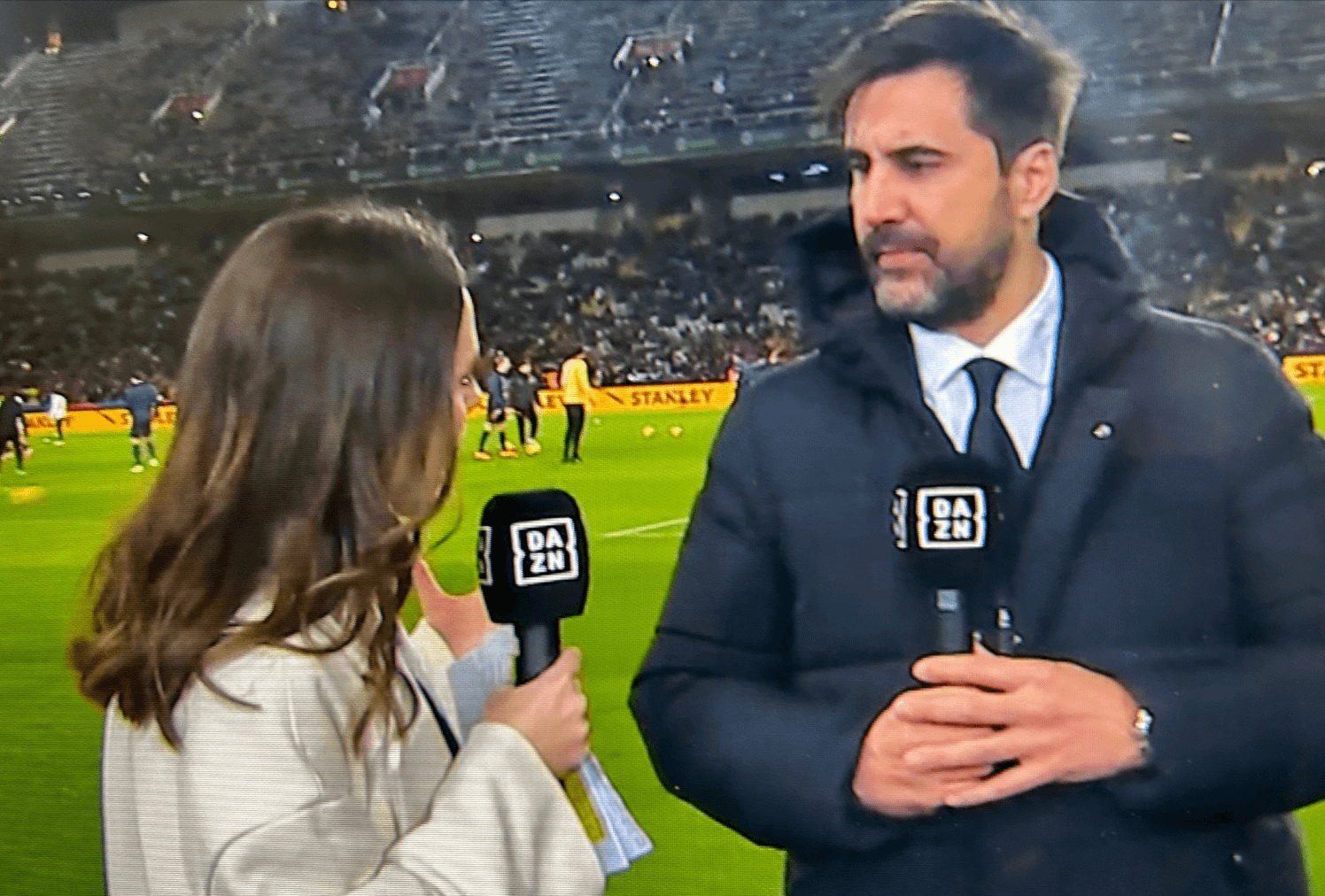 Javier Solís habla para el micrófono de DAZN.