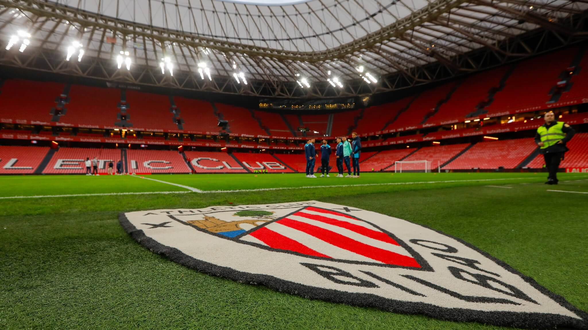 El CD Leganés comprueba el césped de San Mamés antes de jugar contra el Athletic Club.