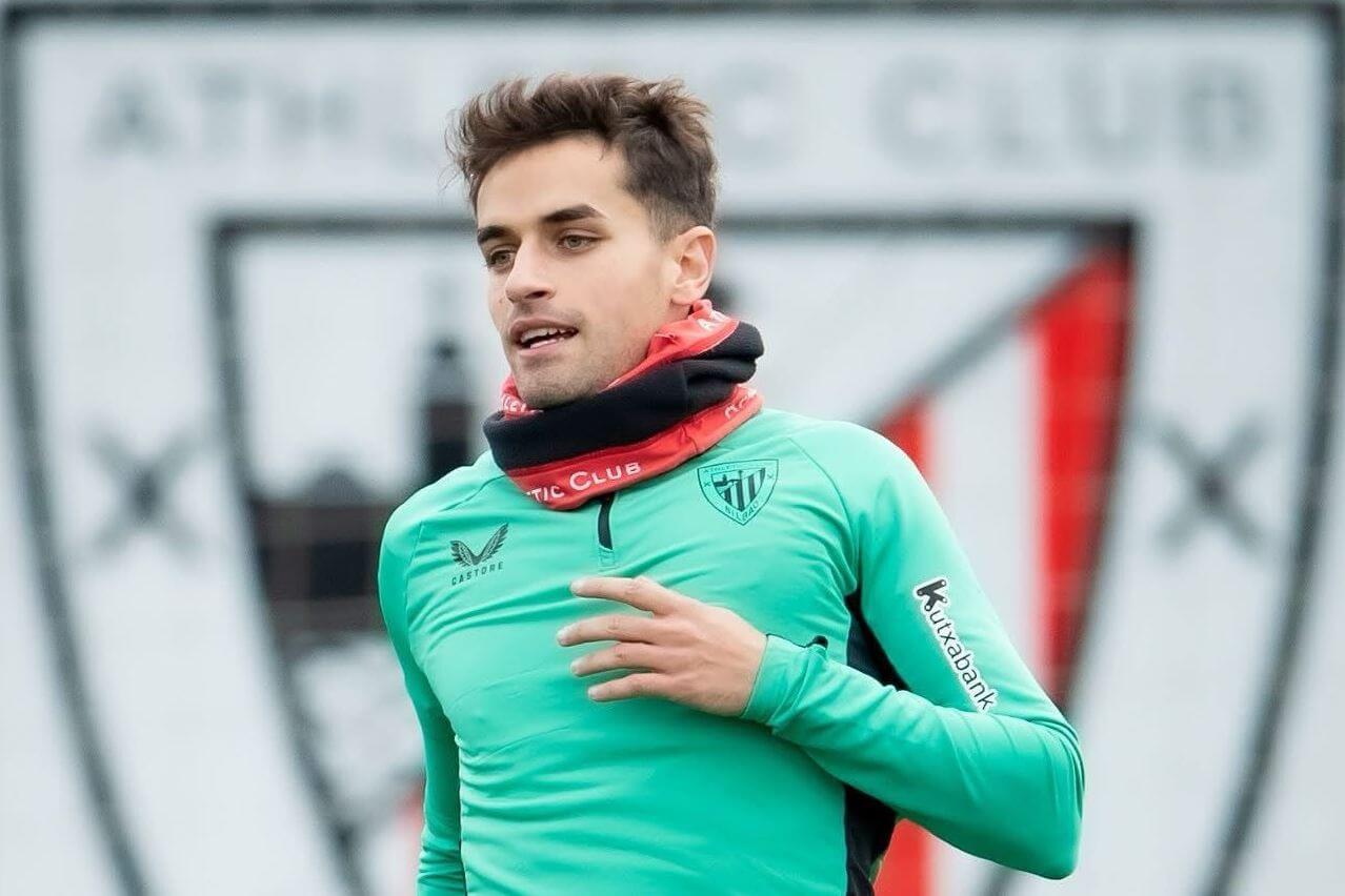 El navarro Beñat Prados se entrena ante el escudo en Lezama (Foto: Athletic Club).