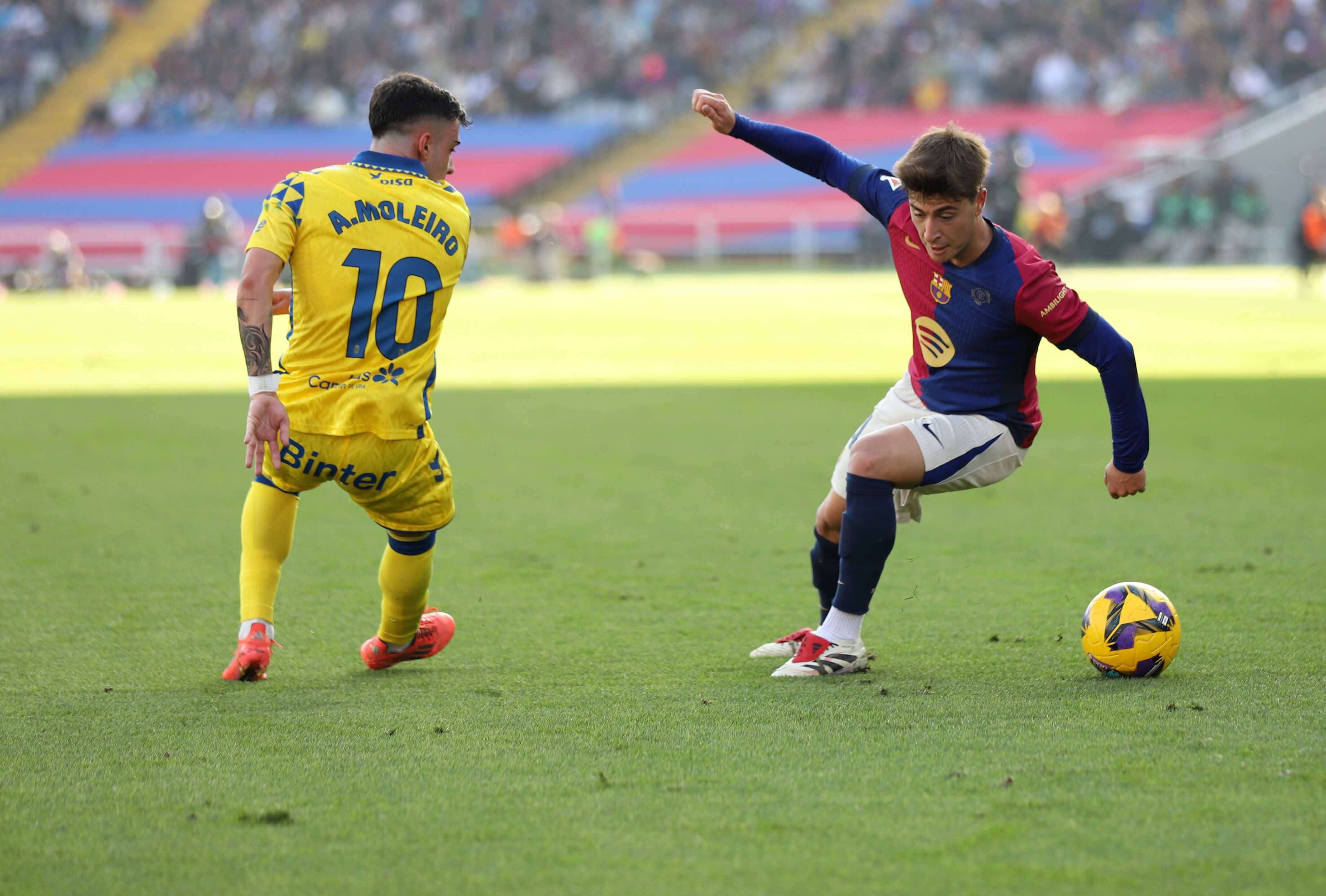 Alberto Moleiro defiende a Pablo Torre en el Barcelona-Las Palmas (Foto: Cordon Press).