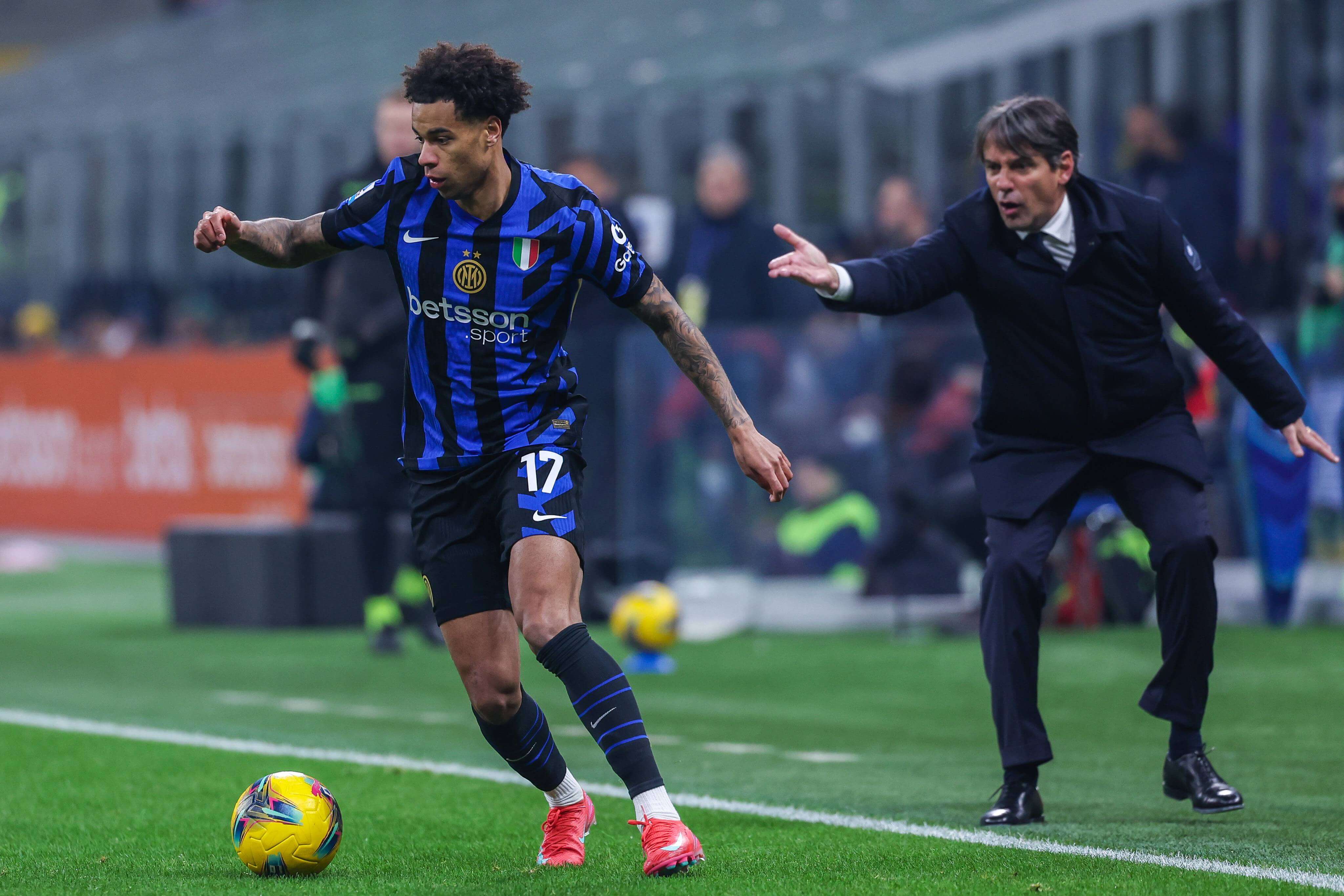 Tajon Buchanan recibe indicaciones de Simone Inzaghi en un partido del Inter de Milán (Foto: Cordo