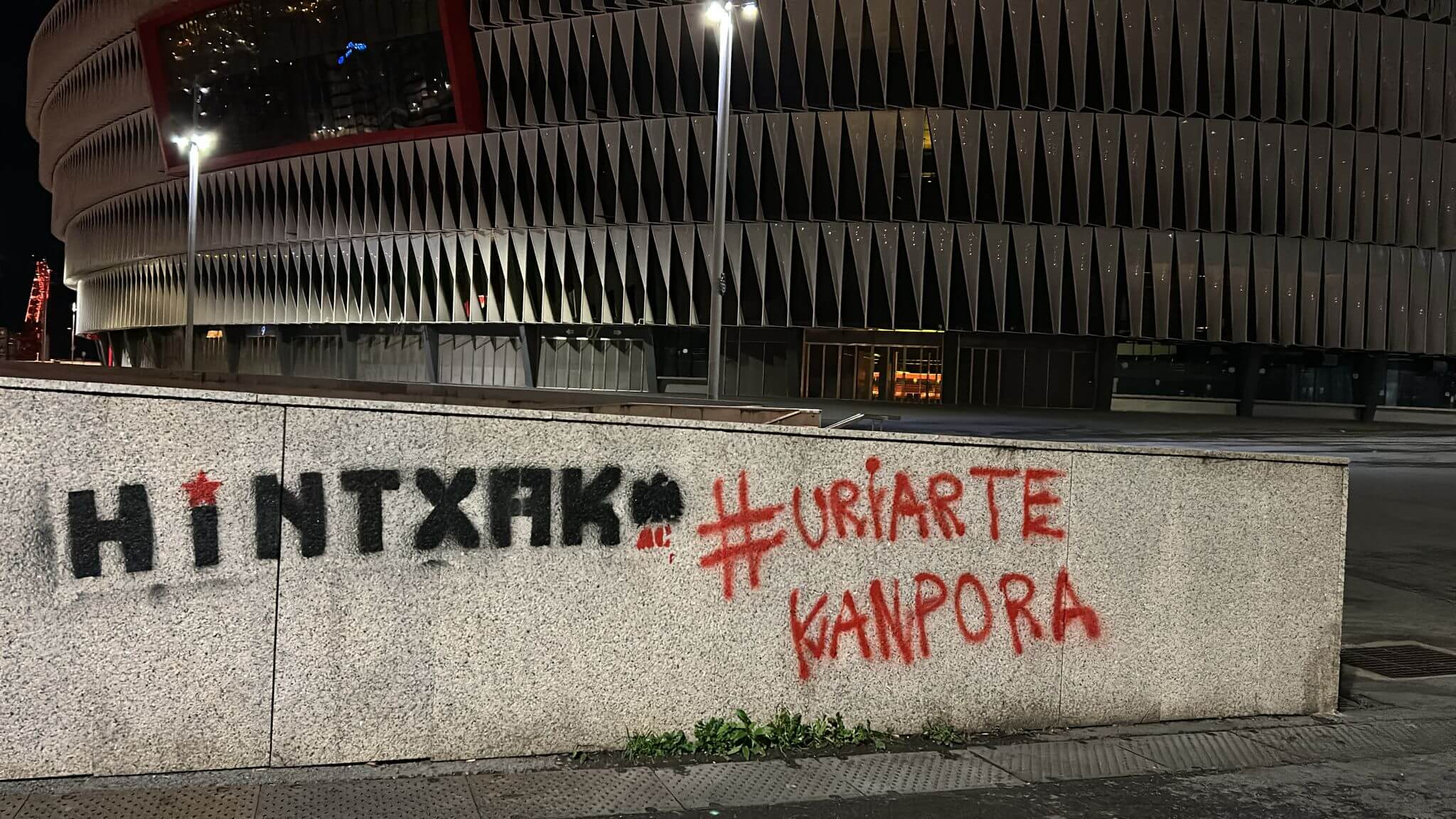 Pintadas contra Jon Uriarte en los aledaños de San Mamés (Foto: ElDesmarque Bizkaia).