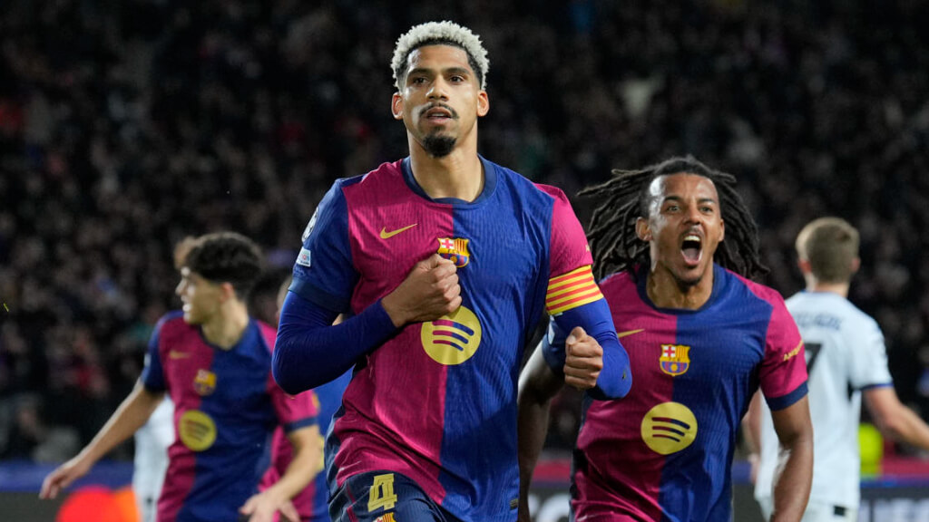 Ronald Araujo celebrando su gol ante el Atalanta (EFE)