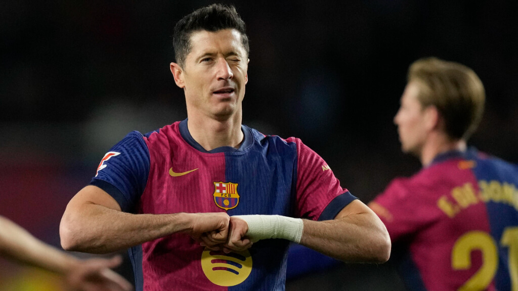 Robert Lewandowski celebrando su gol contra el Valencia (EFE)