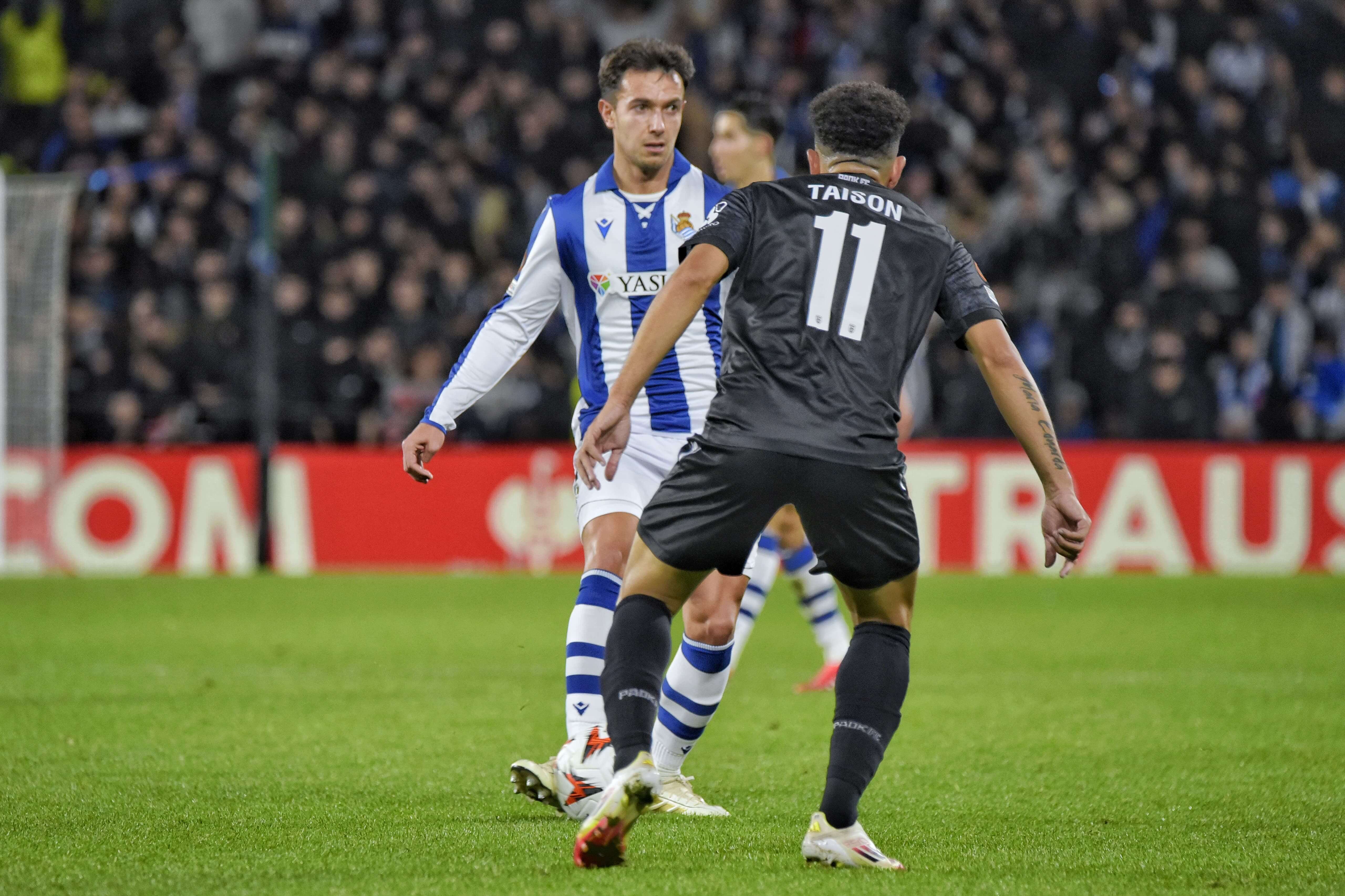 Martin Zubimendi controla un balón en el Real Sociedad-PAOK (Foto: Giovanni Batista).